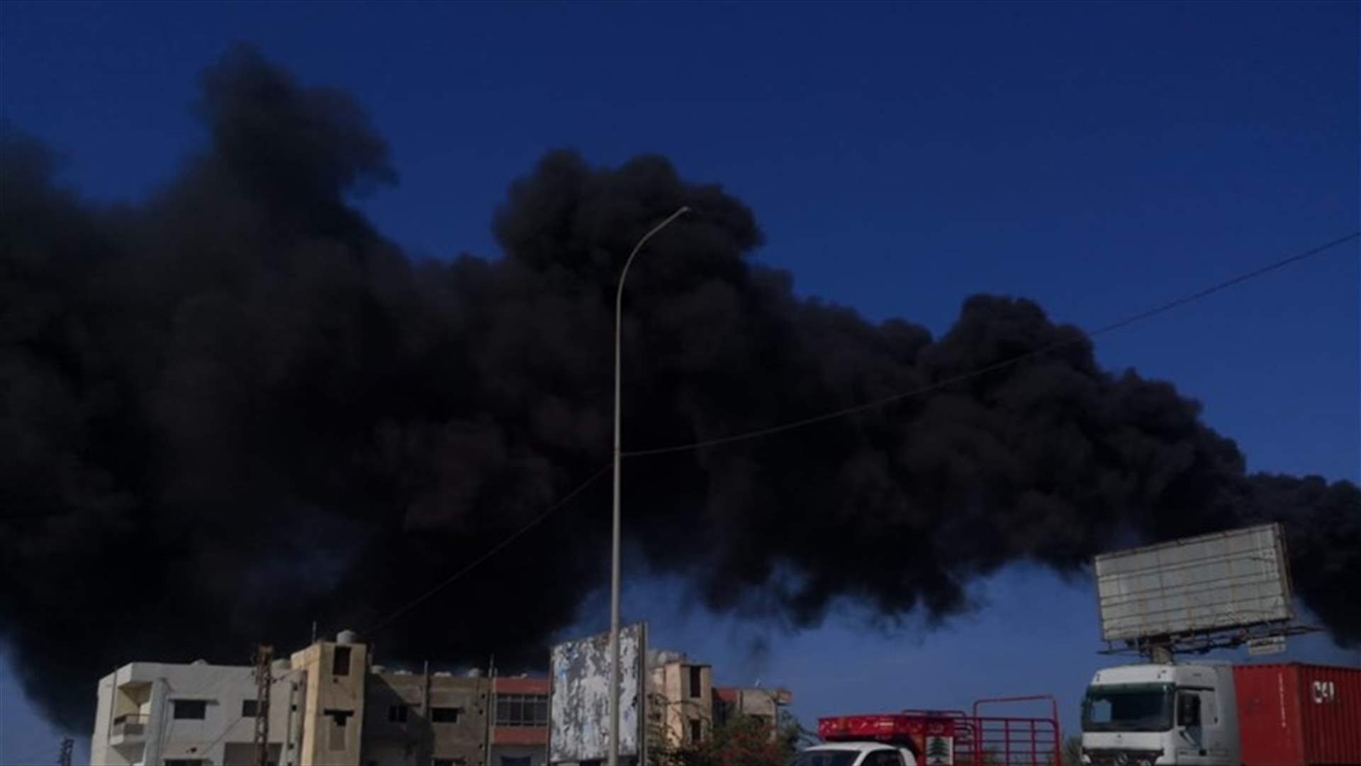 دخان أسود كثيف يتصاعد من معمل الجية (فيديو)