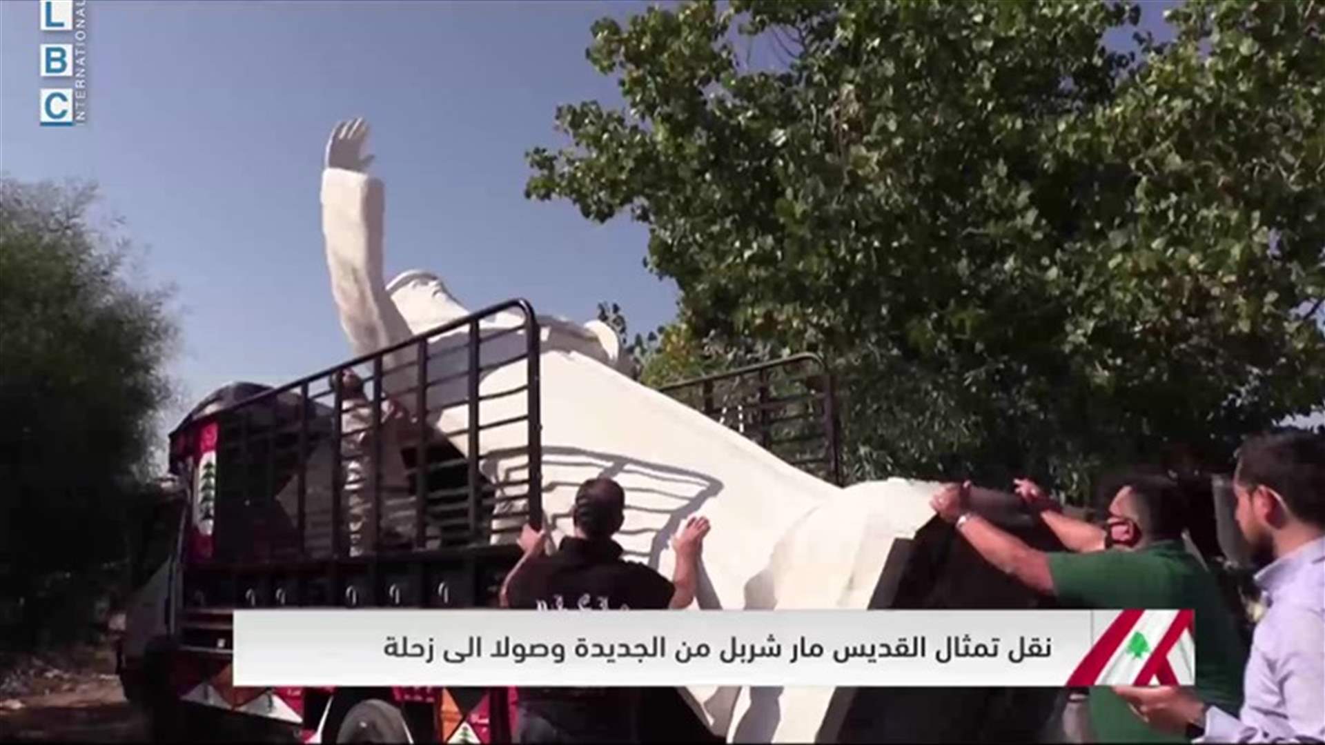 تمثال كبير للقديس شربل في طريقه إلى زحلة...