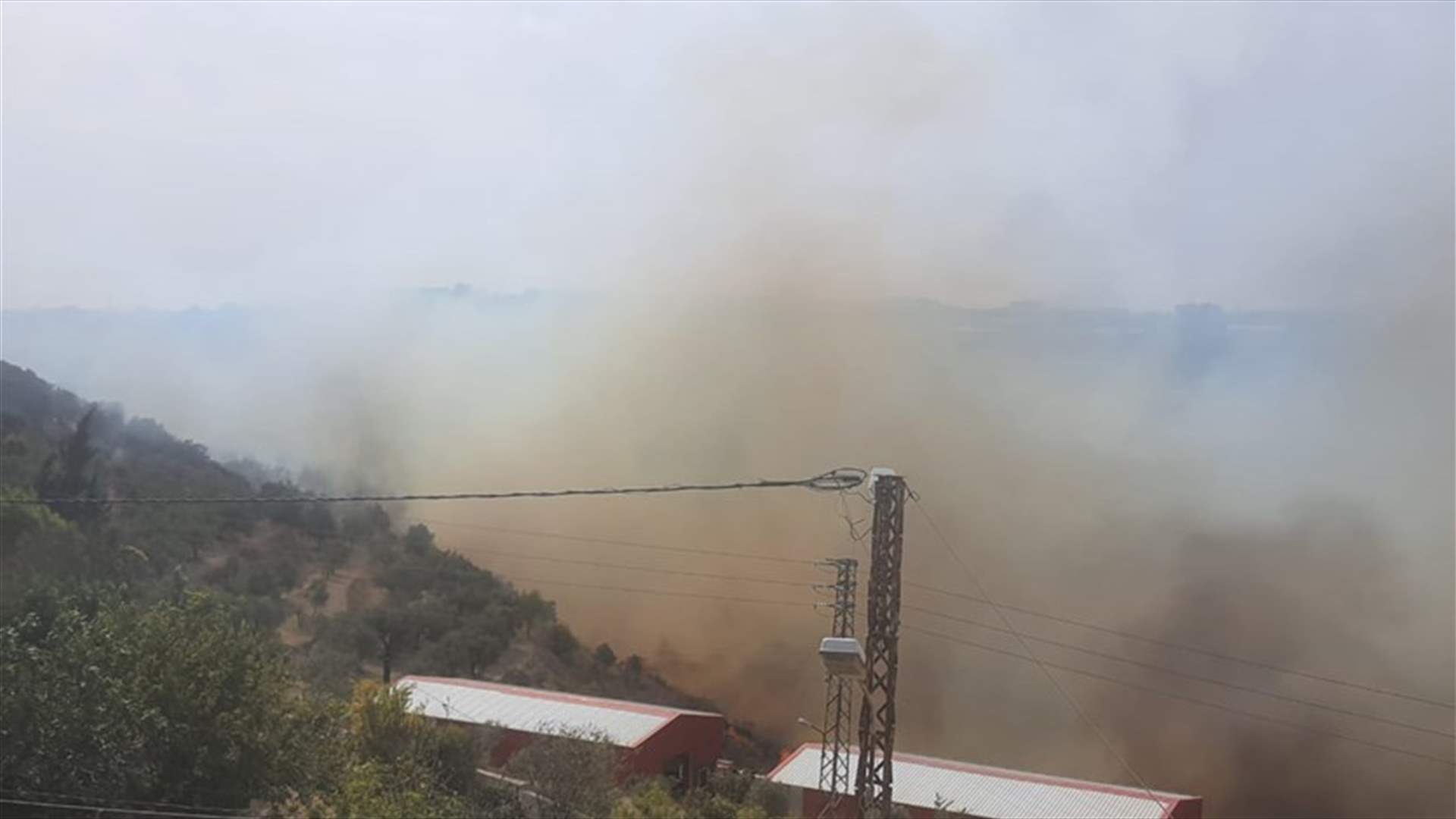 حريق في بلدة خزيز في الزهراني... والنيران تقترب من أحد المعامل