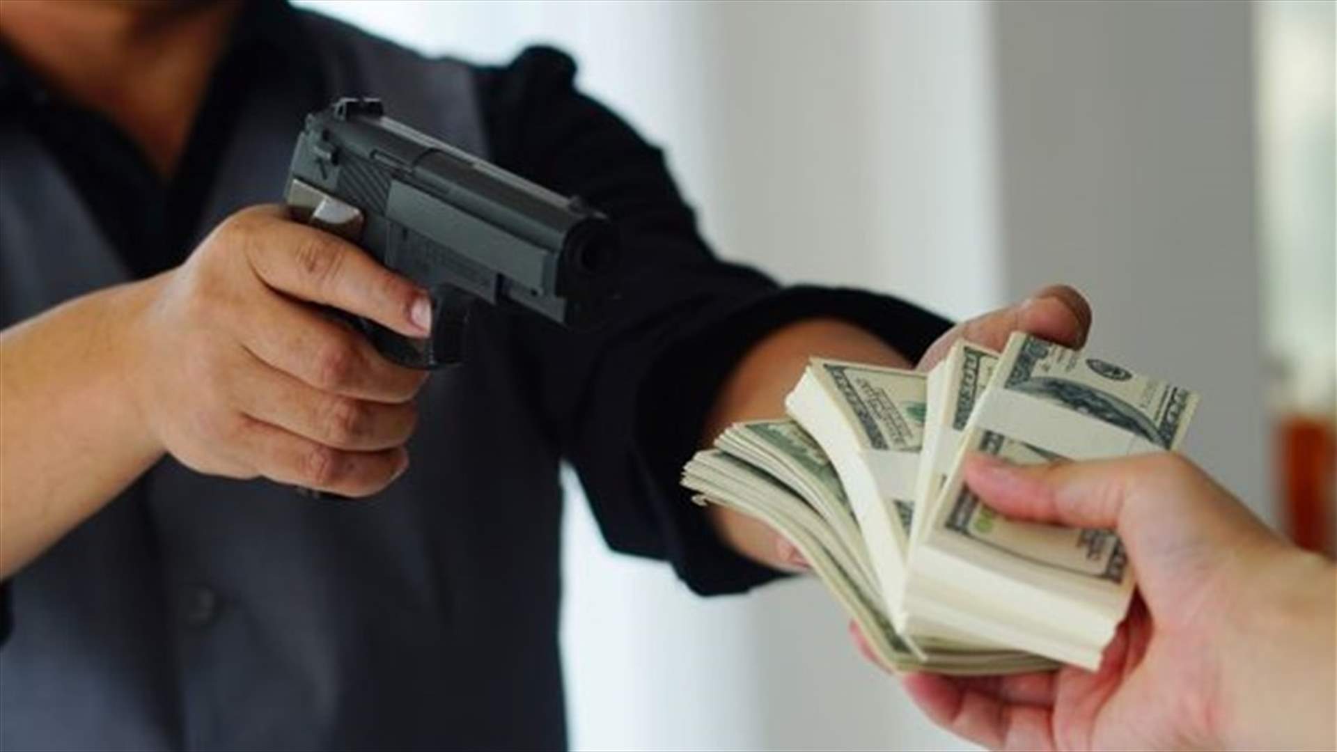 عملية سطو تنقلب على لصين في السعودية... وفيديو يوثّق ما حصل!
