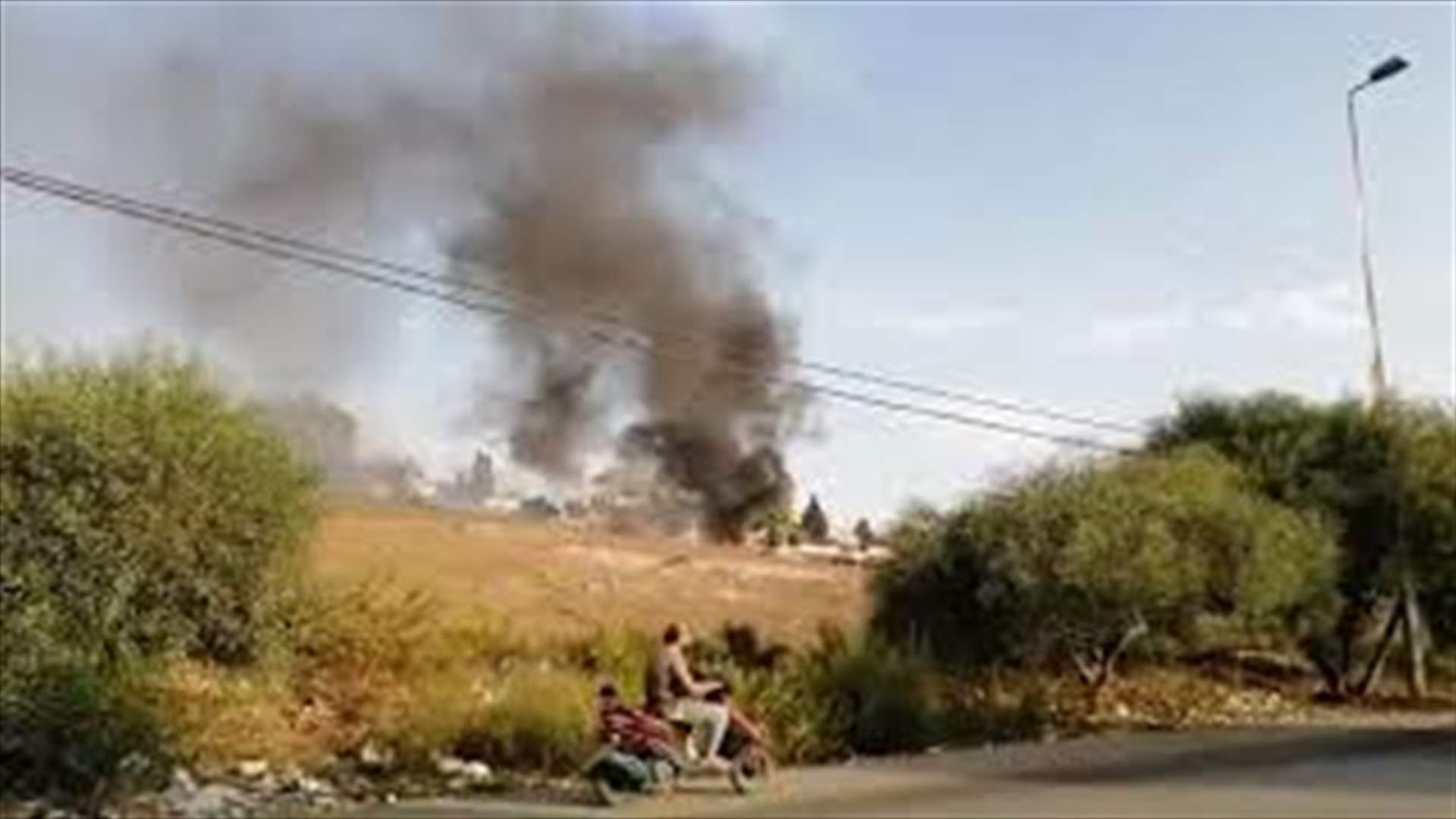 حريق بمحاذاة المدينة الصناعية في النبطية... تمدد الى الحقول ولامس منازل (فيديو)