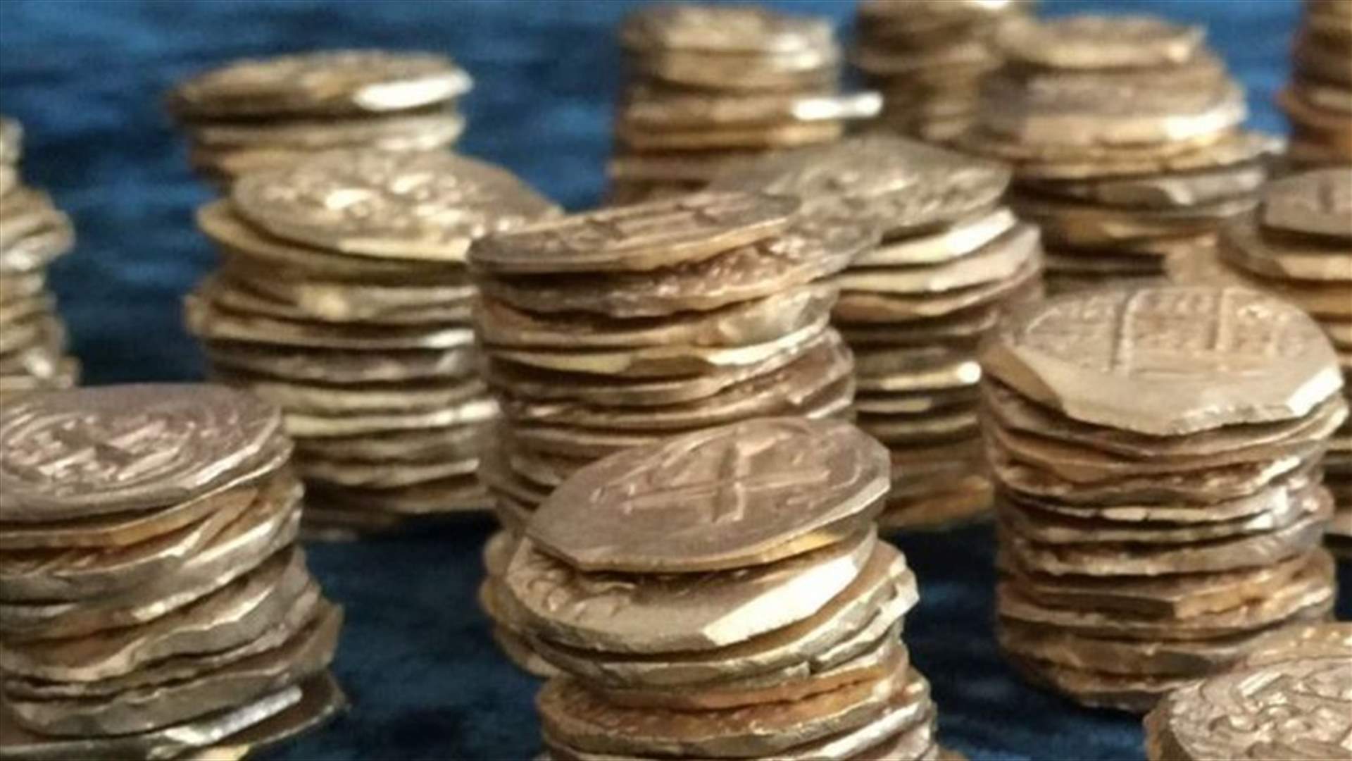 رجل يعثر على عملة معدنية عمرها 222 عاماً