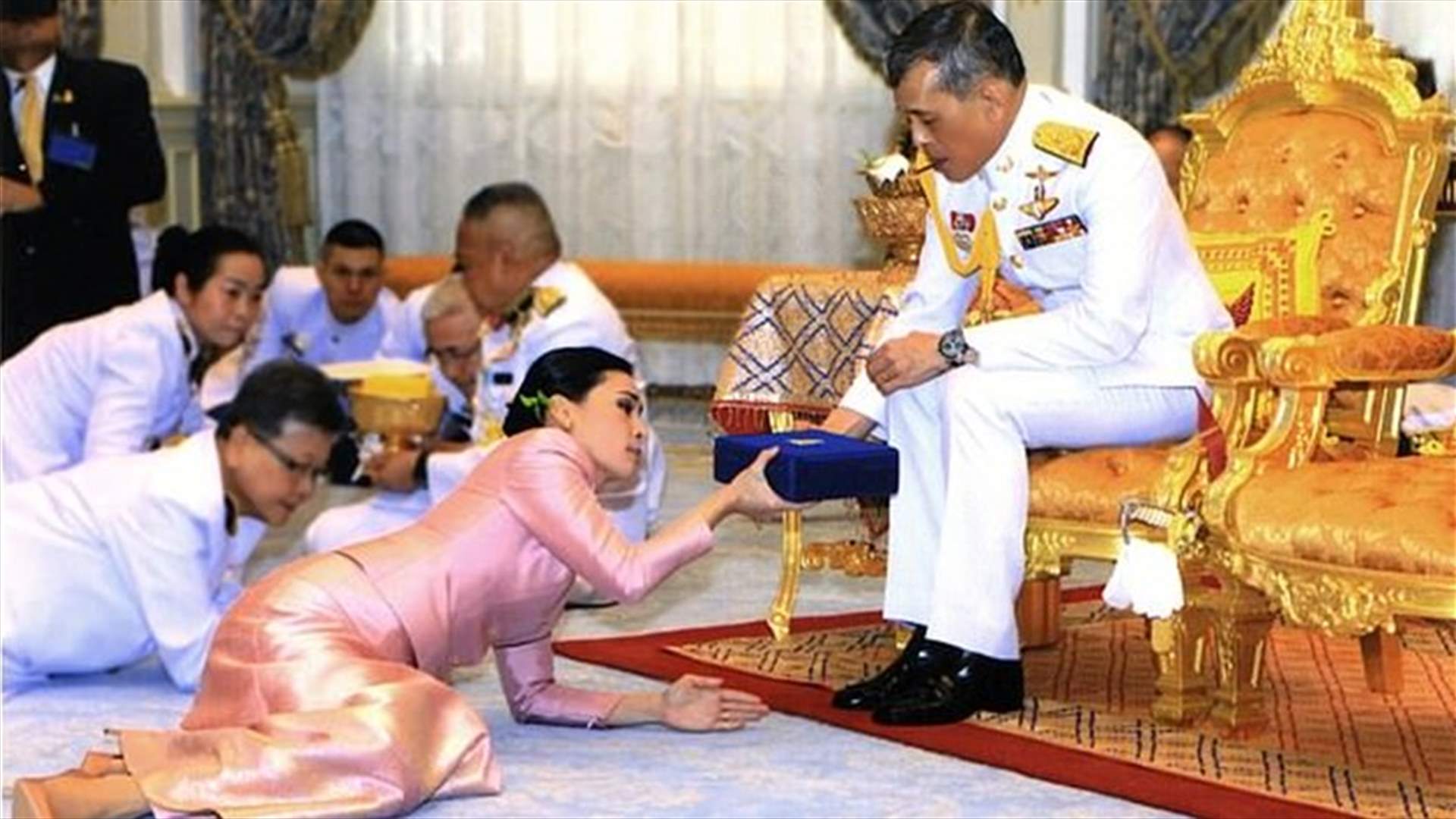 القمصان القصيرة والوشوم المزيفة وإساءة معاملة النساء... تفاصيل حياة ملك تايلاند