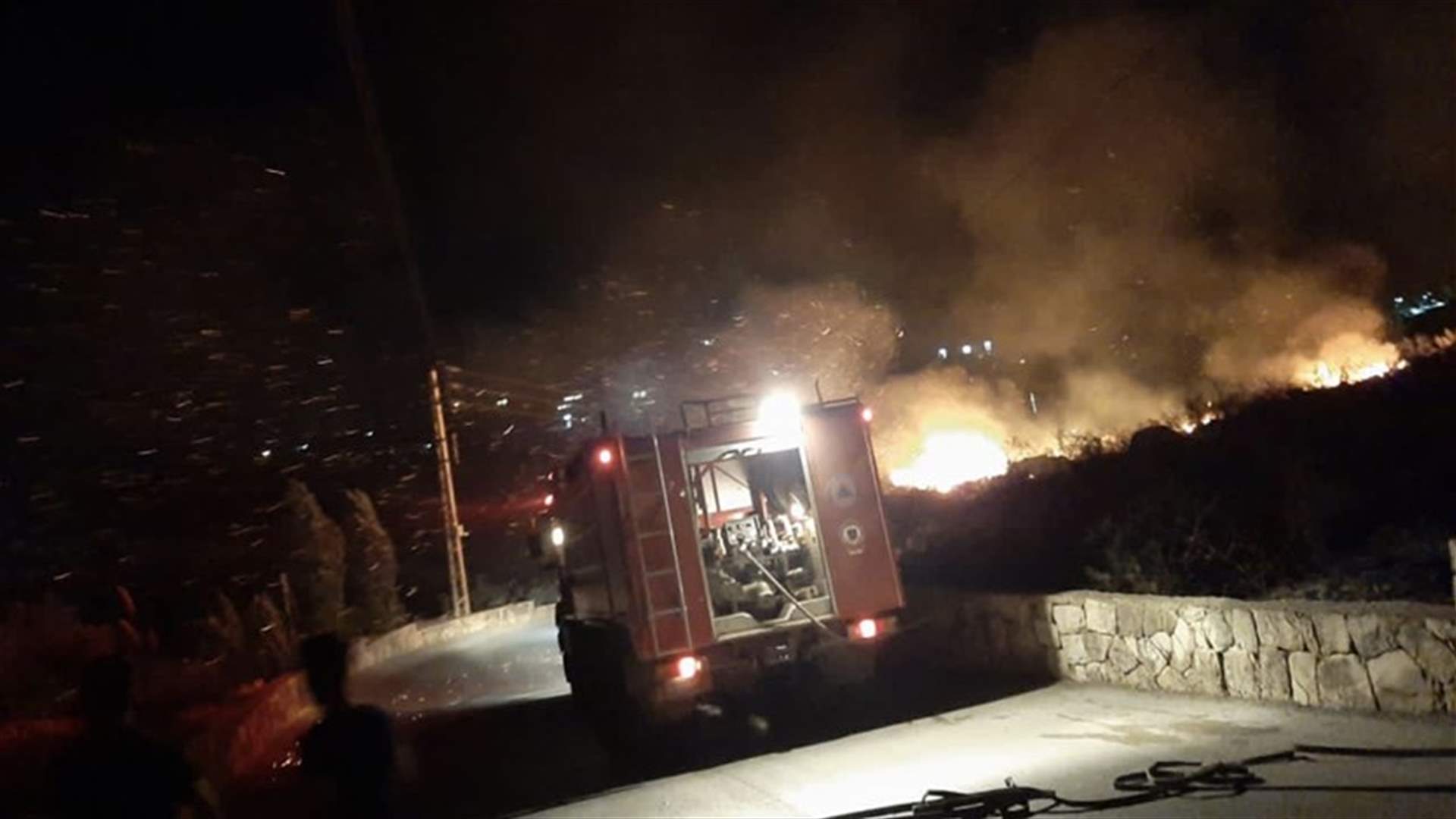 حريق بين منطقة كور الهوا وبلدة شيخان في قضاء جبيل