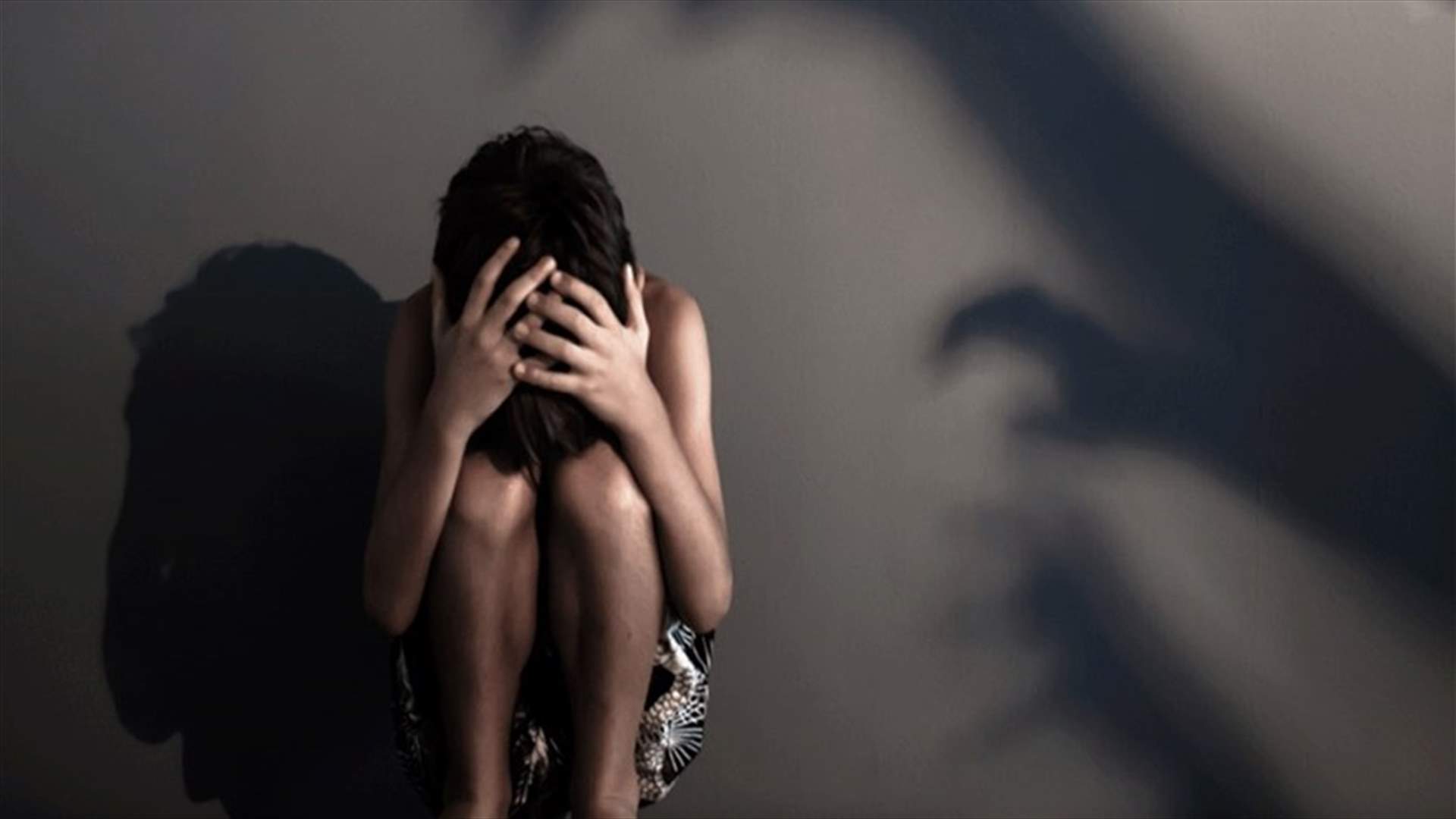 من بينهنّ ابنته... إعتقال إيطالي متّهم بـ160 جريمة اغتصاب لفتيات قاصرات