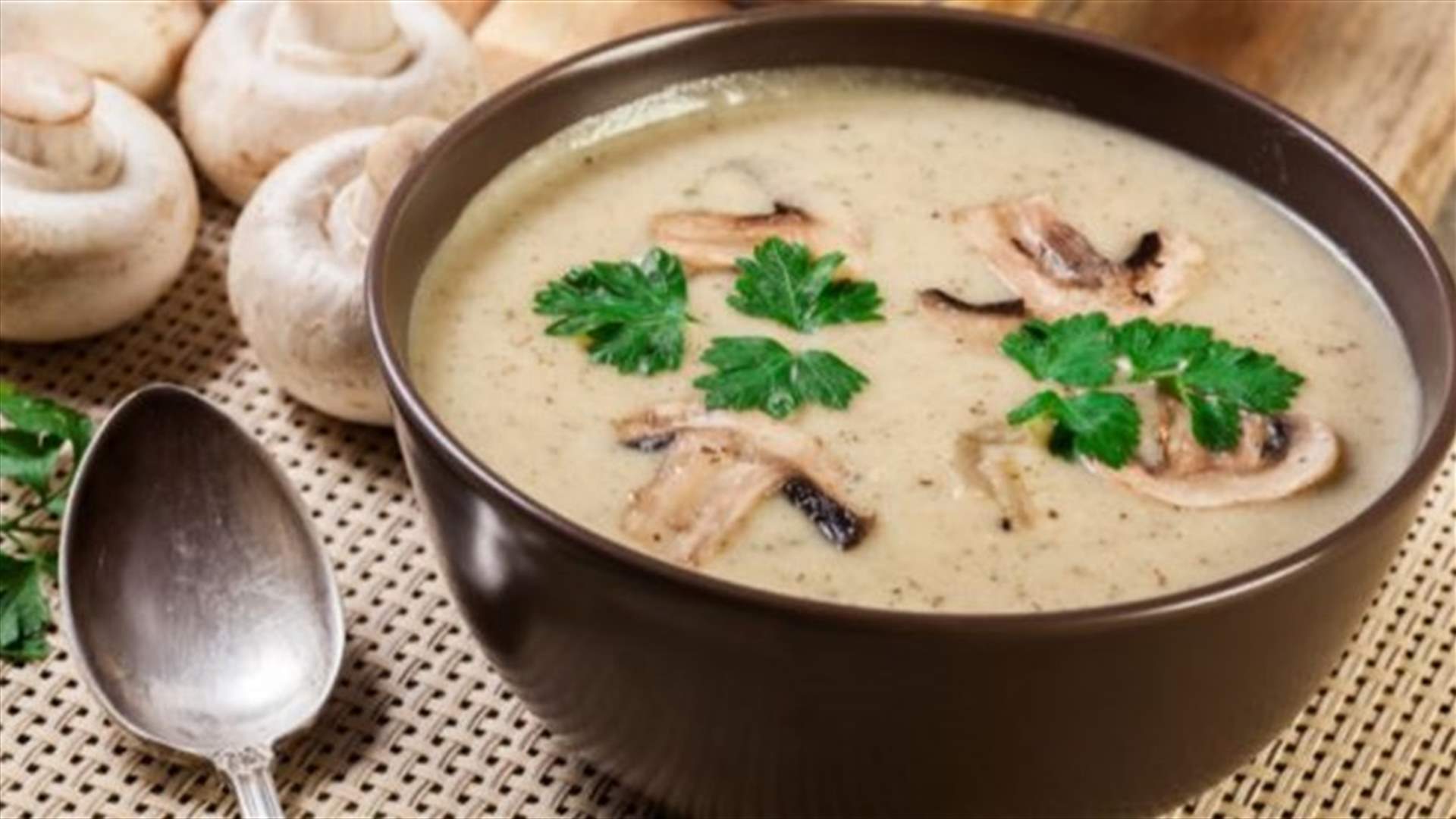 مع اقتراب الشتاء... حضروا وصفة شوربة الفطر بالبيستو بطريقة سهلة!
