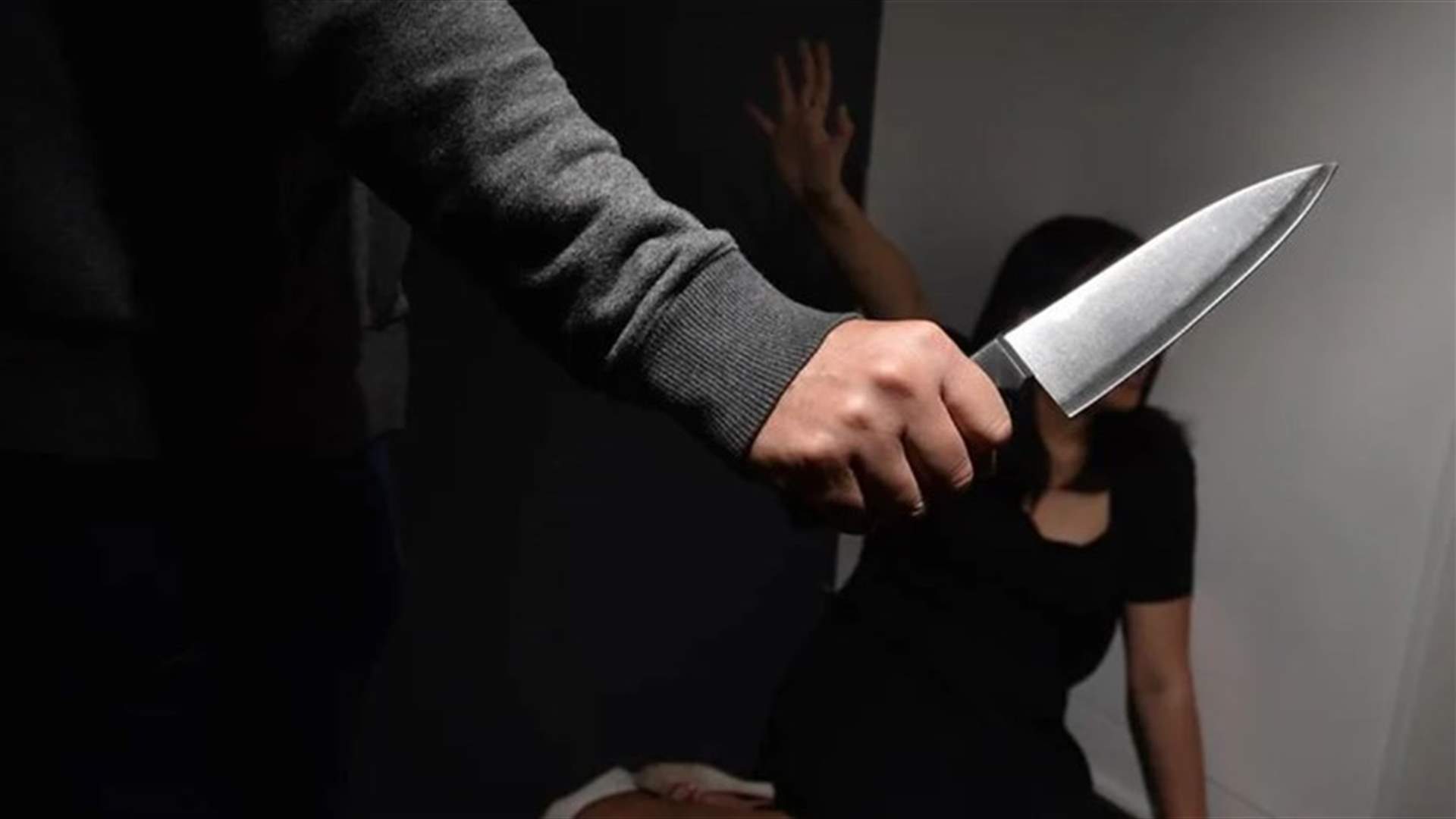 طَعَنَ مواطنة في الشارع والسبب... "حجابها يشبه حجاب طليقته"
