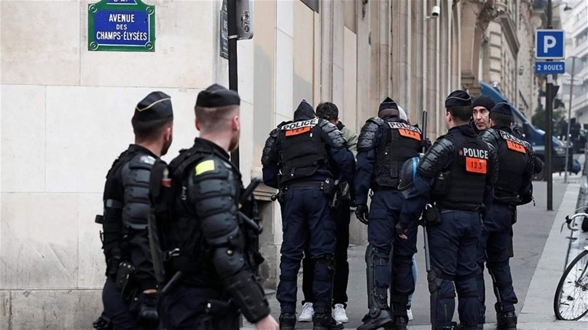 French police shoot dead person who threatened passerby with a weapon
