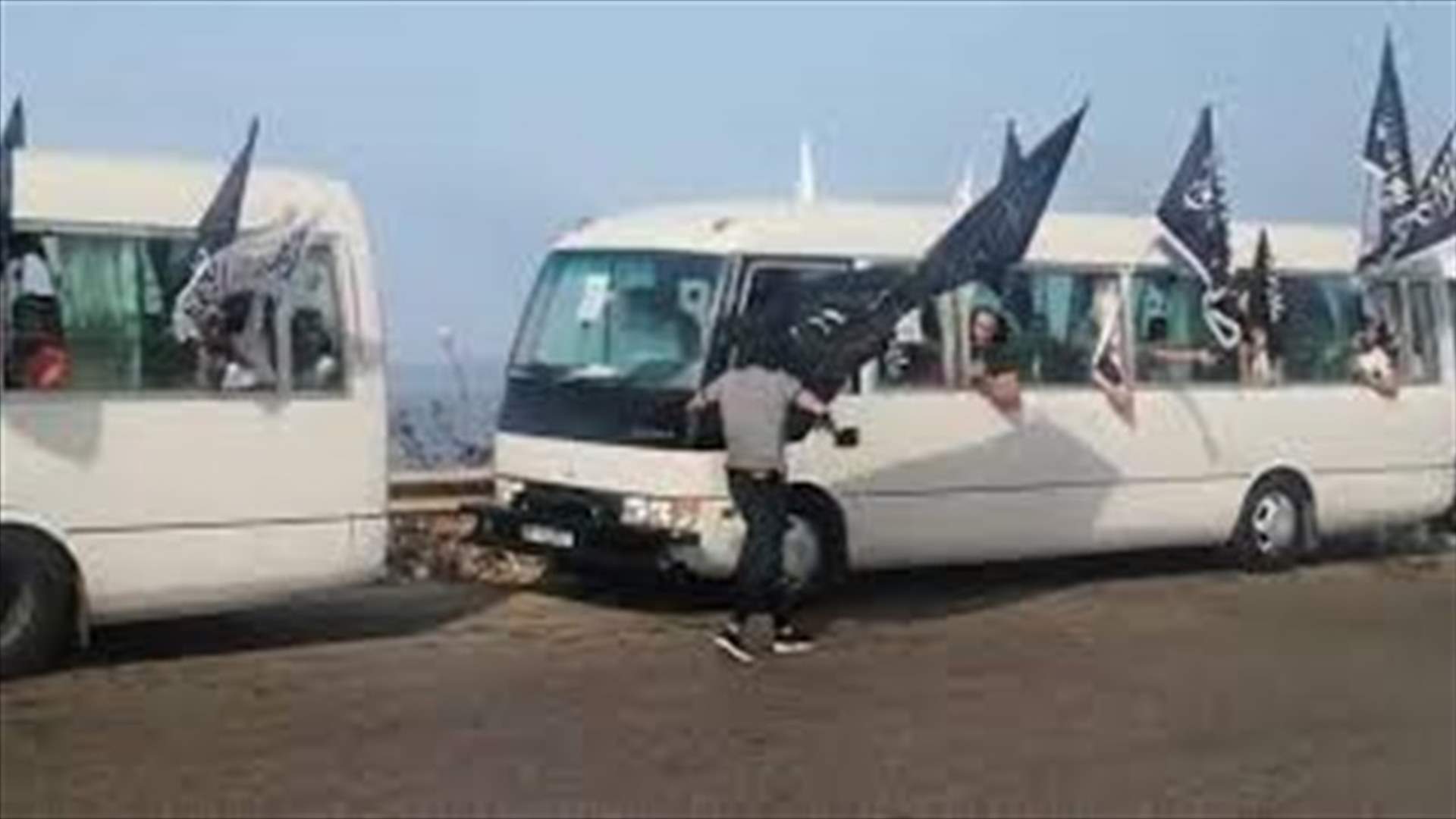 على أوتوستراد البالما - طرابلس... باصات تقلّ متظاهرين للمشاركة في المسيرة بمحيط السفارة الفرنسية (فيديو)