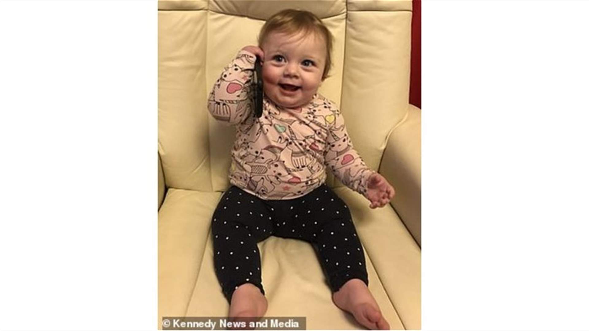 فيديو لطفلة تقلّد والديها باستخدام الهاتف... شاهدوا ردّ فعلها المضحك عندما رنّ فجأة على أذنها!