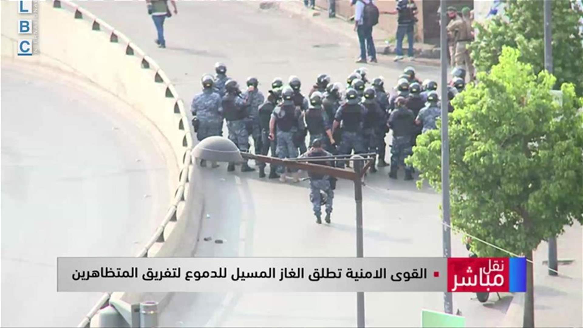 المسيرة الرافضة للإساءة للرسول... رشق القوى الامنية بالحجارة وردٌ بالقنابل المسيلة للدموع (فيديو)