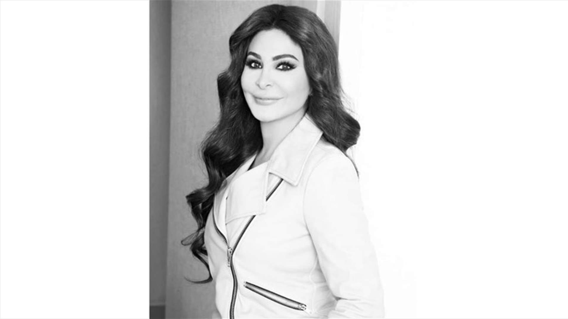 إليسا تستمتع بأشعة الشمس على الشاطئ! (صورة)