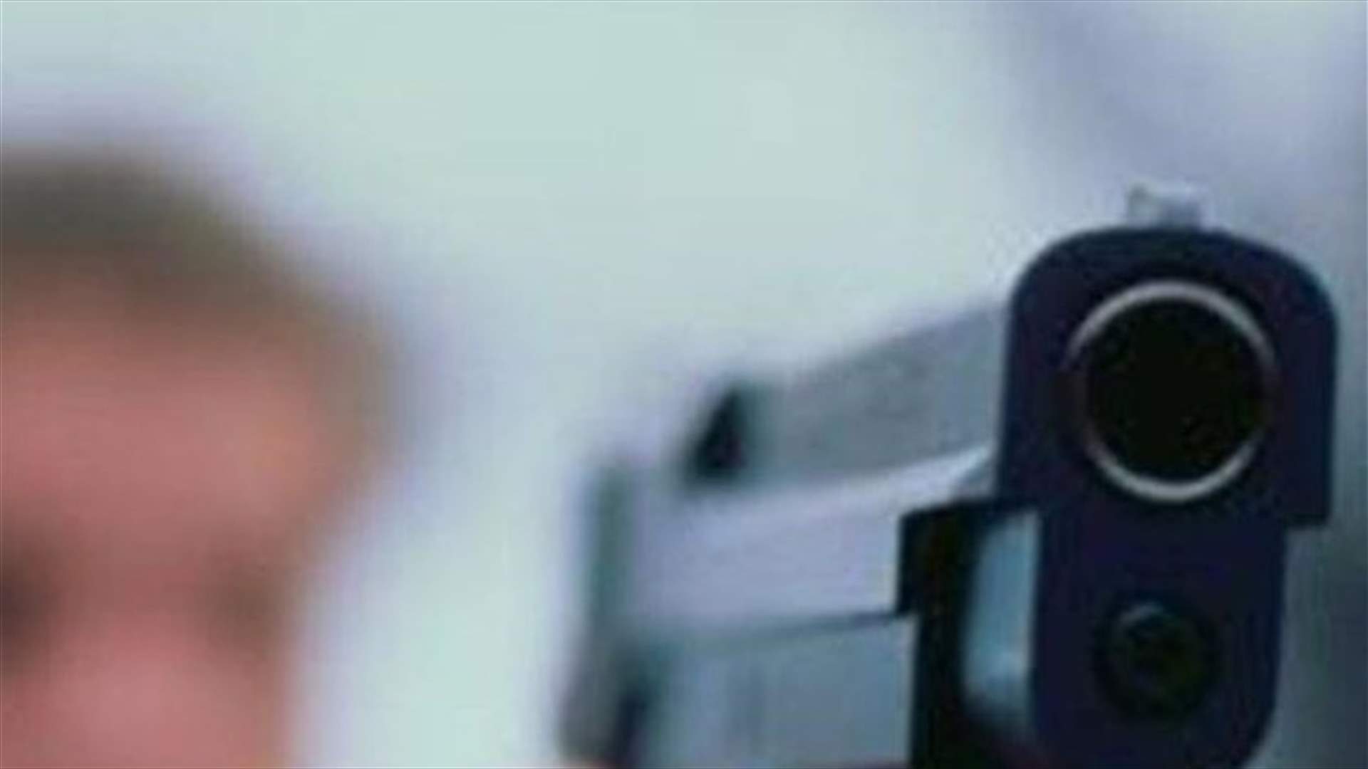 بقوة السلاح... سلبا محفظة مواطن تحتوي على ٣٧٠٠ دولار أثناء عودته ليلاً إلى منزله