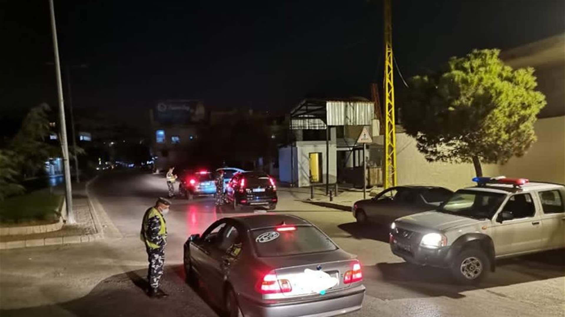 قوى الأمن: حواجز منتشرة في بعلبك وجونية تنفيذاً لقرار وزير الداخلية والبلديات لضبط التجول وملاحقة مخالفات قرار التعبئة حفاظاً على السلامة العامة