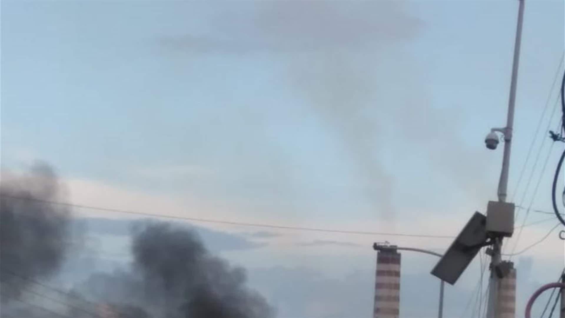 قطع السير بالاطارات المشتعلة على جسر يسوع الملك والجيش يعمل على إعادة فتح الطريق (صورة)