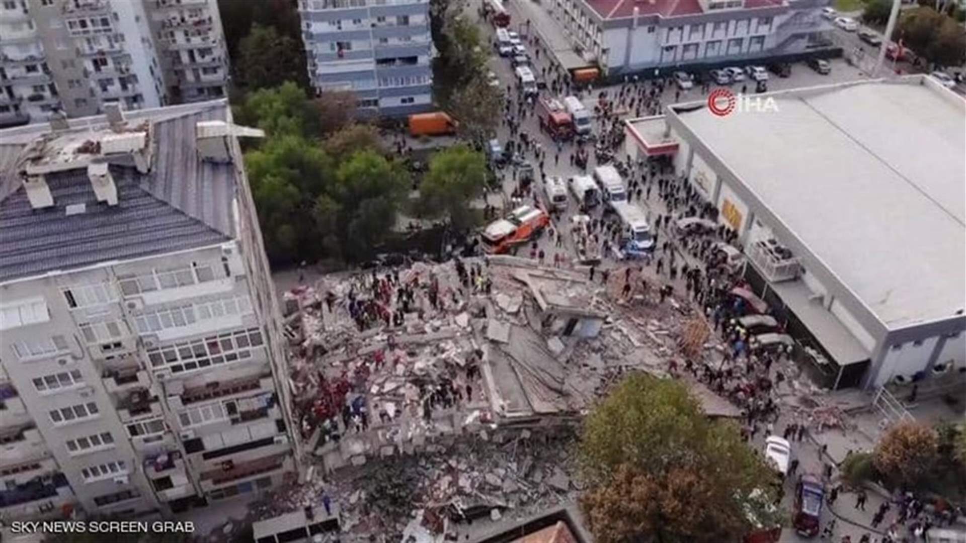 حصيلة زلزال تركيا تصل الى مئة قتيل وانتشال طفلة على قيد الحياة