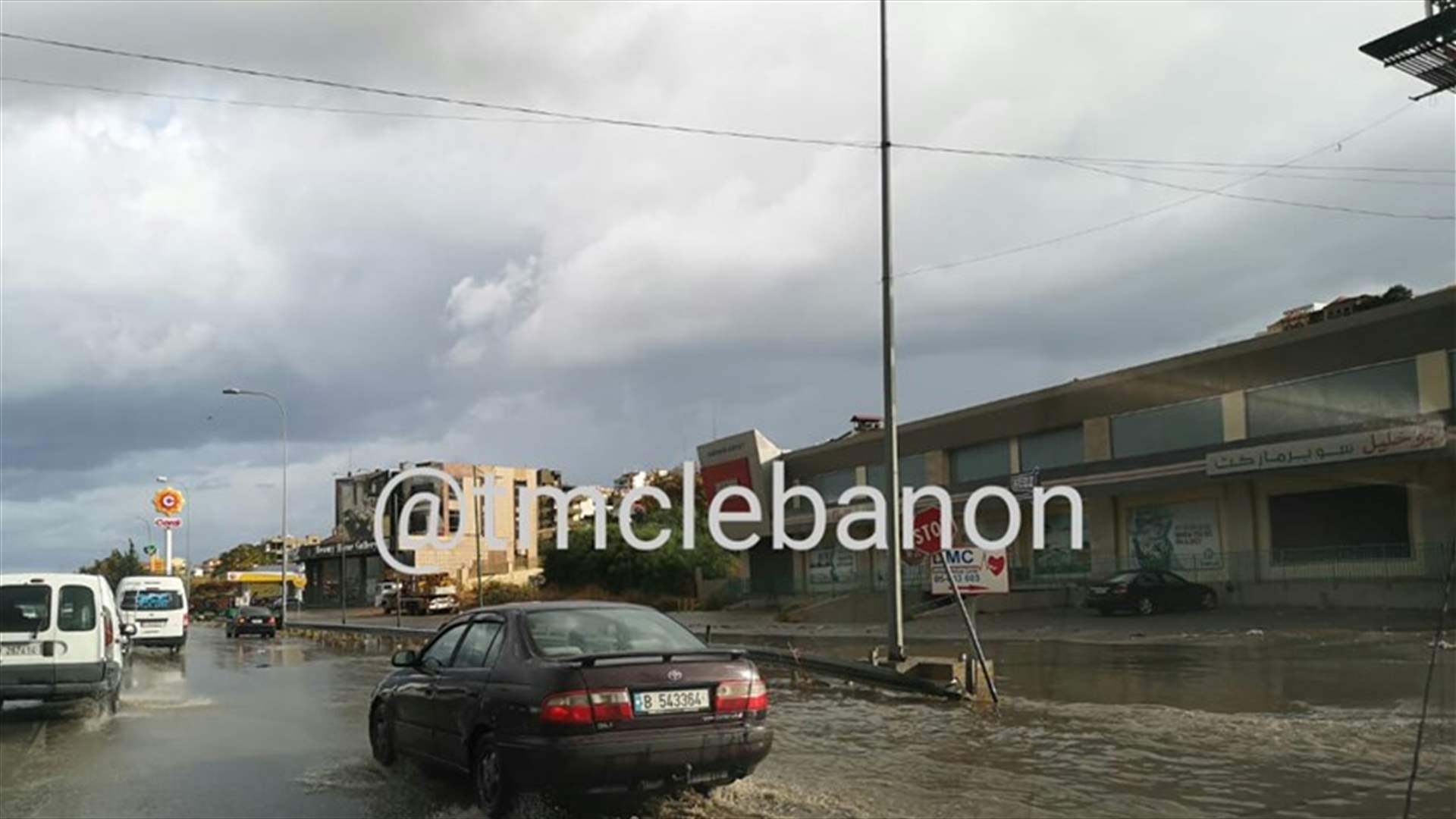 حركة مرور كثيفة بسبب تجمع مياه الأمطار على بعض الطرق