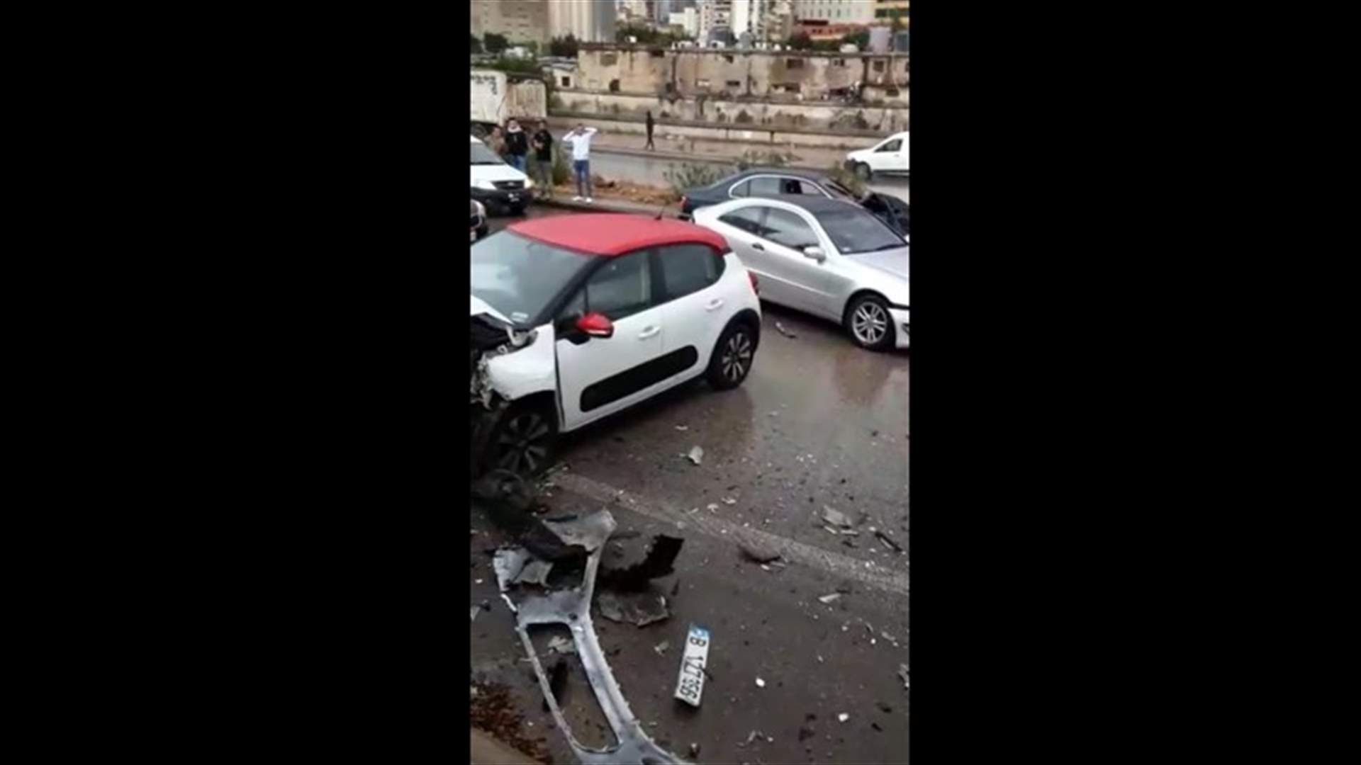 تصادم بين 5 سيارات على اوتوستراد الرئيس لحود... وفيديو يوثق المشهد