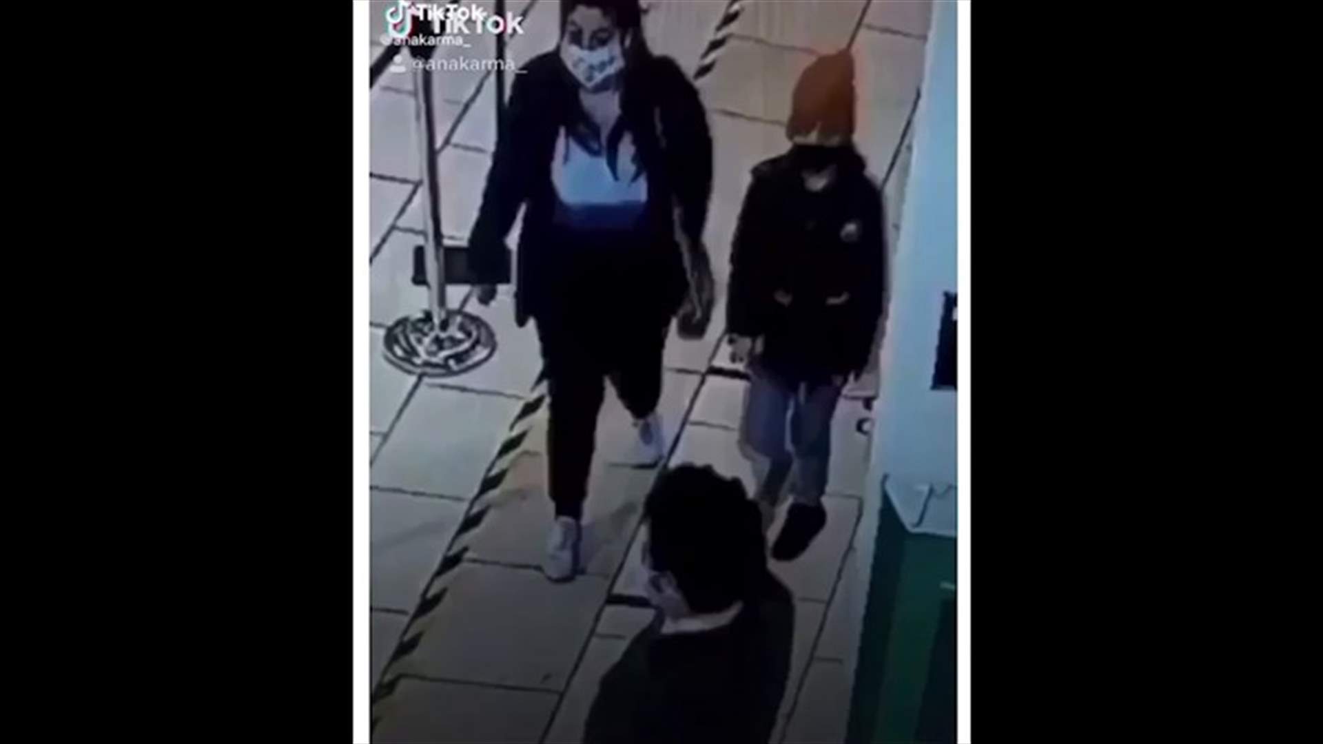 شاب ارتكب خطأ في أول يوم عمل... رشّ المطهّر في عيني طفل بدلاً من قياس درجة حرارته (فيديو)