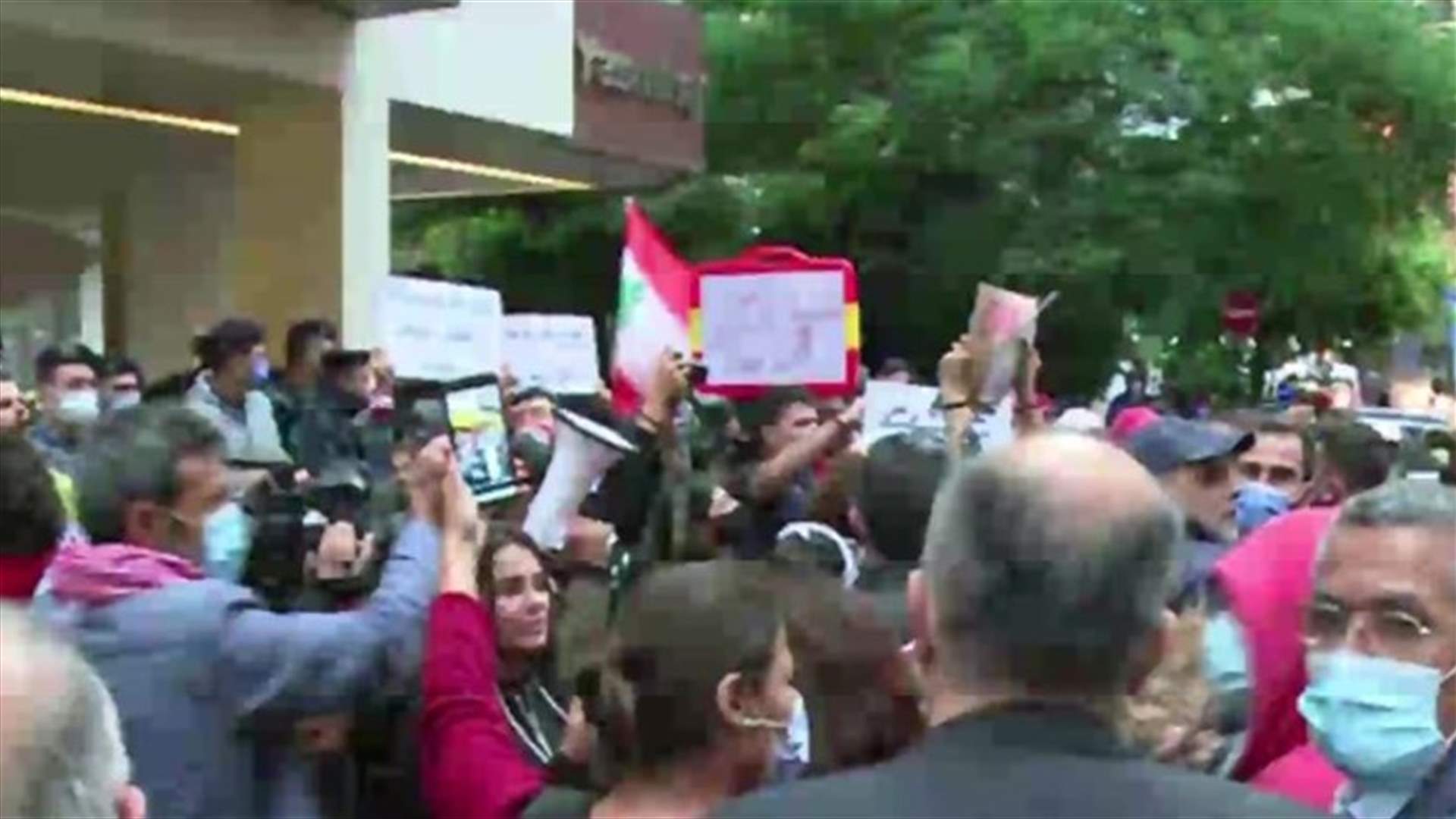 تحرّك أمام منزل القاضي صوان رفضًا للتأخير في تحقيقات انفجار المرفأ