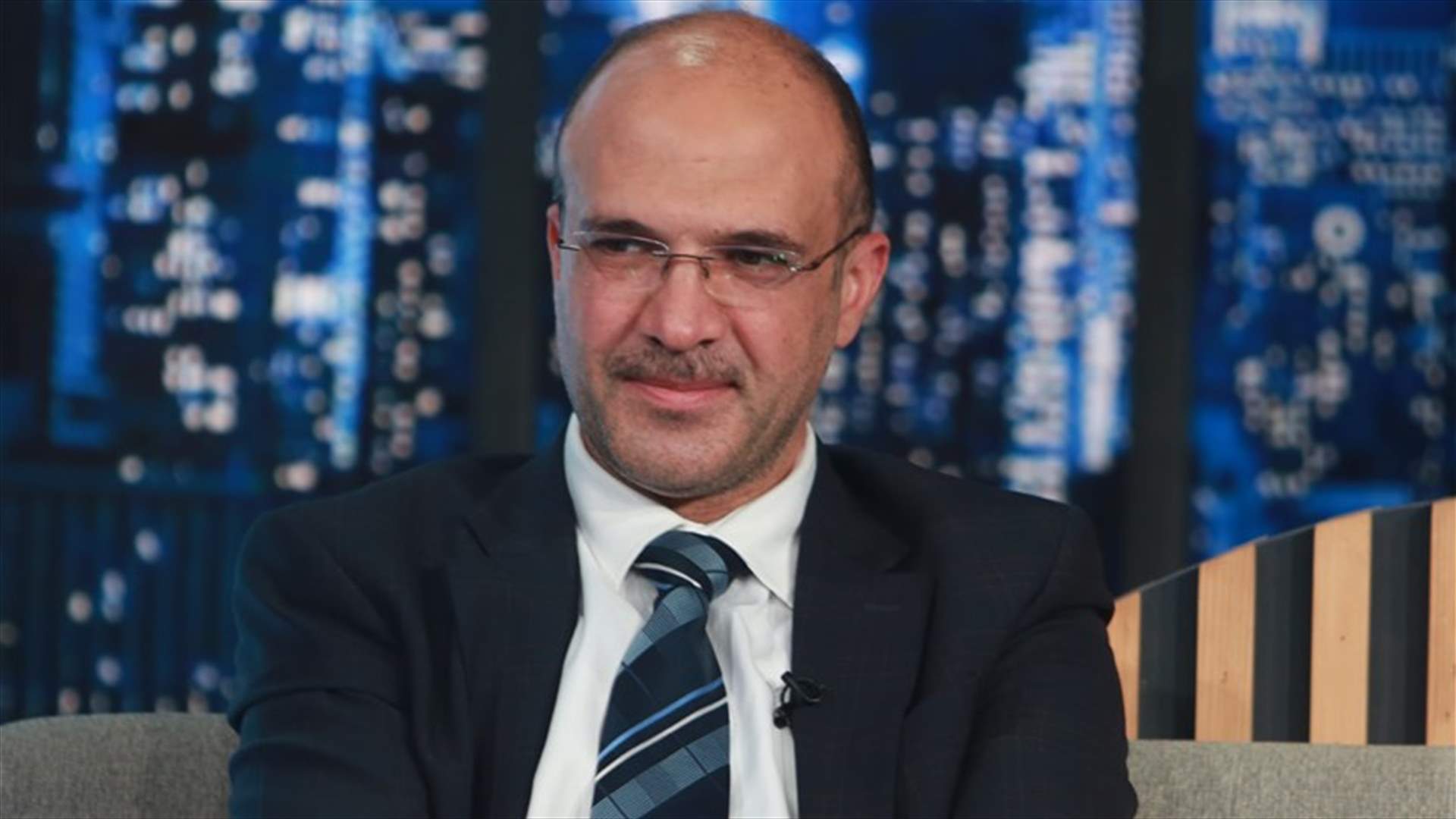 الوزير حمد حسن يخوض تحدي الصور والأسئلة المحرجة في &quot;لهون وبس&quot; (فيديو)