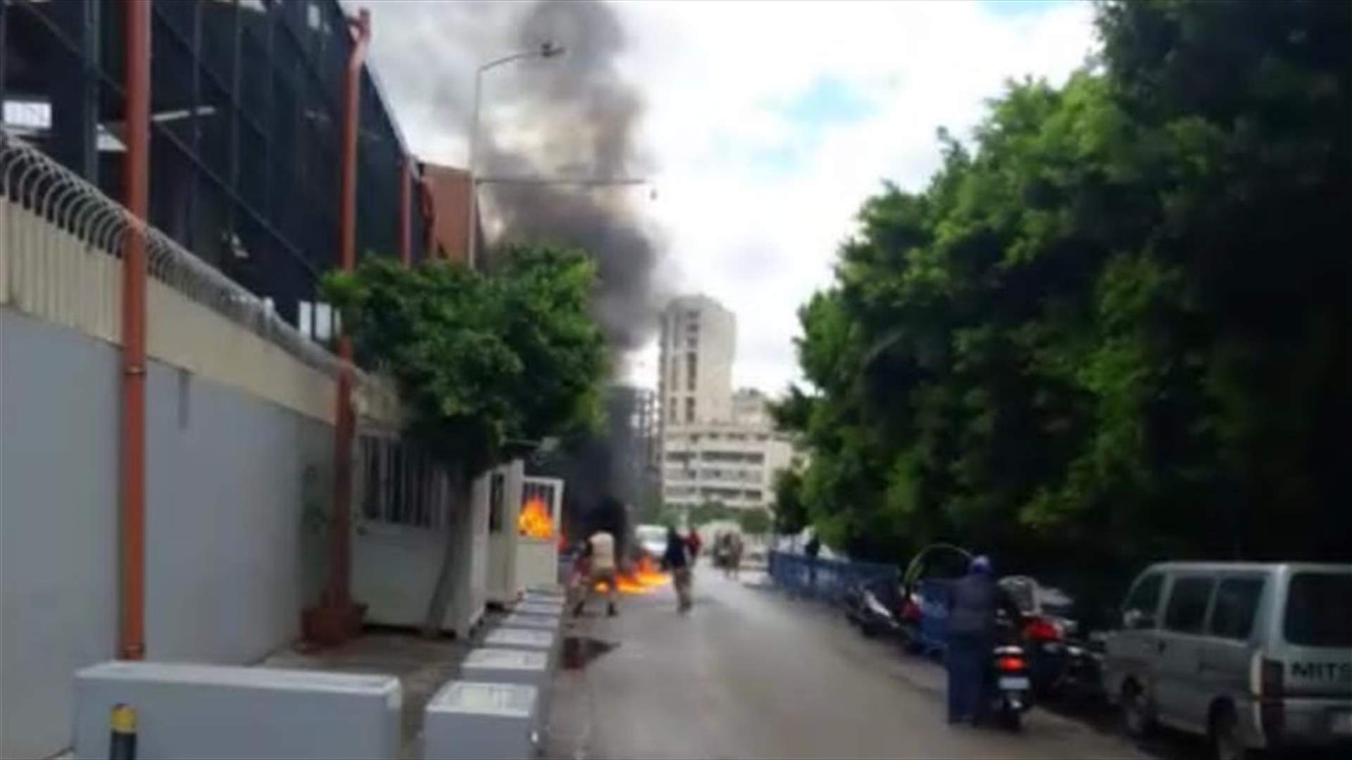 مواطن يحرق نفسه امام مركز الامم المتحدة في بئر حسن (فيديو)