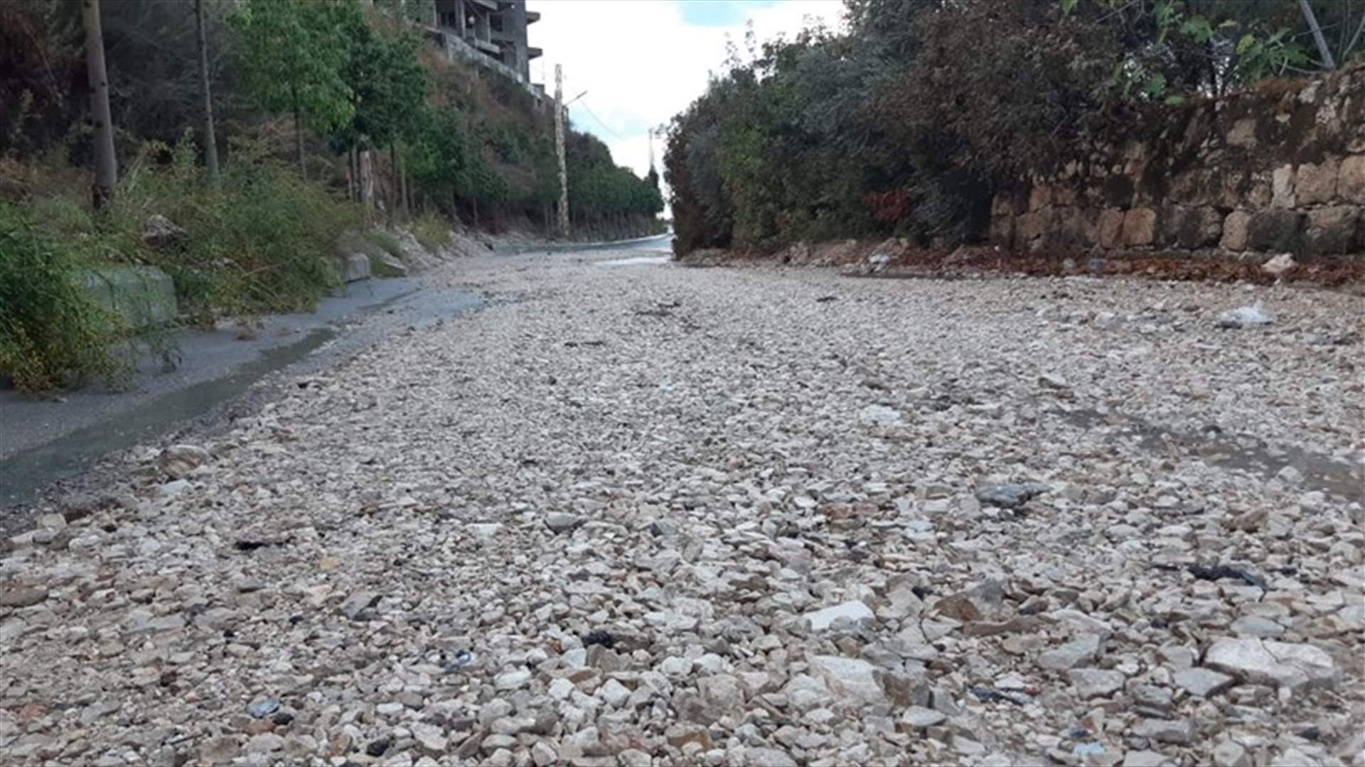 اعادة فتح طريق الشرحبيل وادي اشمون التي اقفلت اثر انهيار التربة...