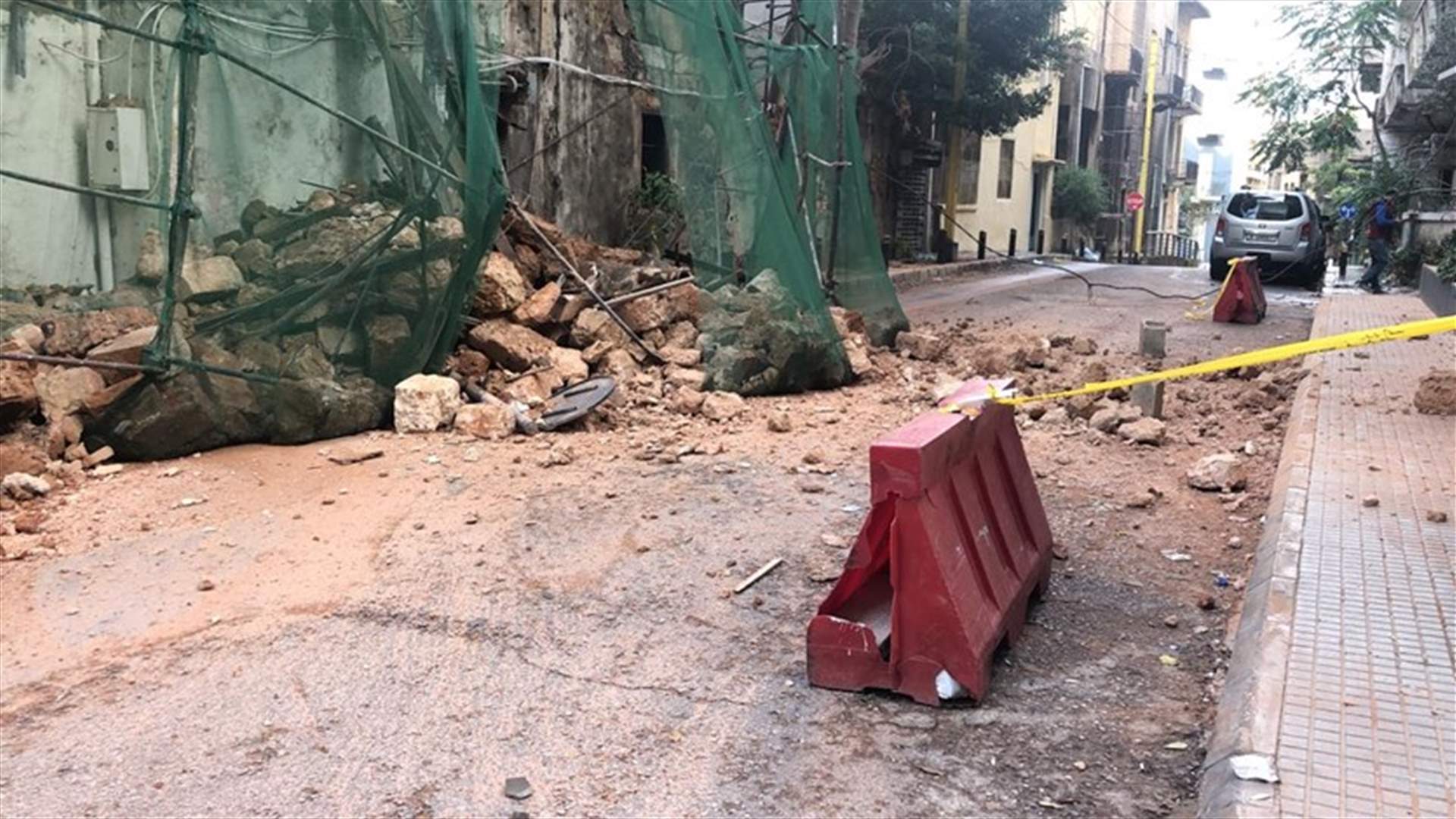 انهيار جزئي في أحد المباني بشارع بسترس - الاشرفية... وقطع الطريق (صور)