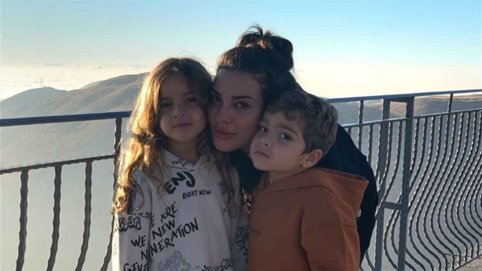 ابن نادين نسيب نجيم يلفت الأنظار بطرافته أمام الكاميرا... &quot;ما بيقدر يتصور من دون حركات&quot;