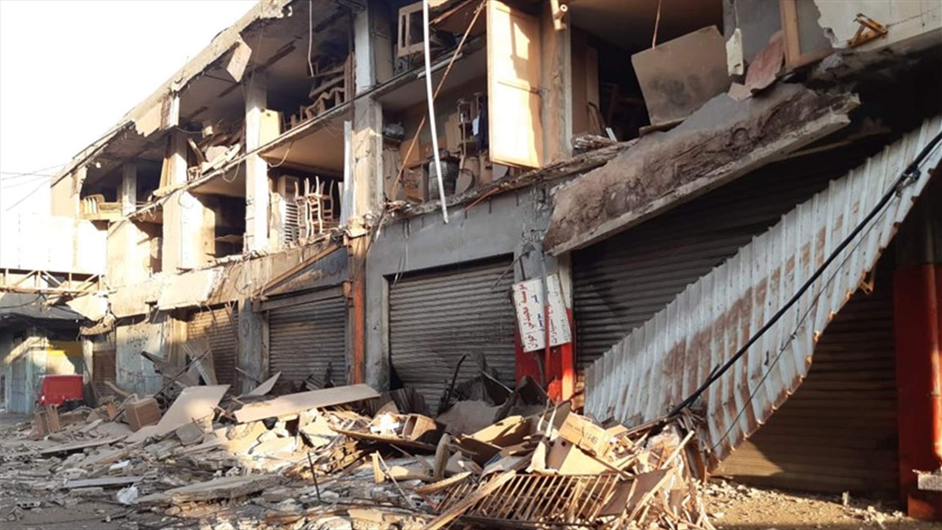 انهيار حائط خارجي لمبنى في المدينة الصناعية في صيدا (صورة)
