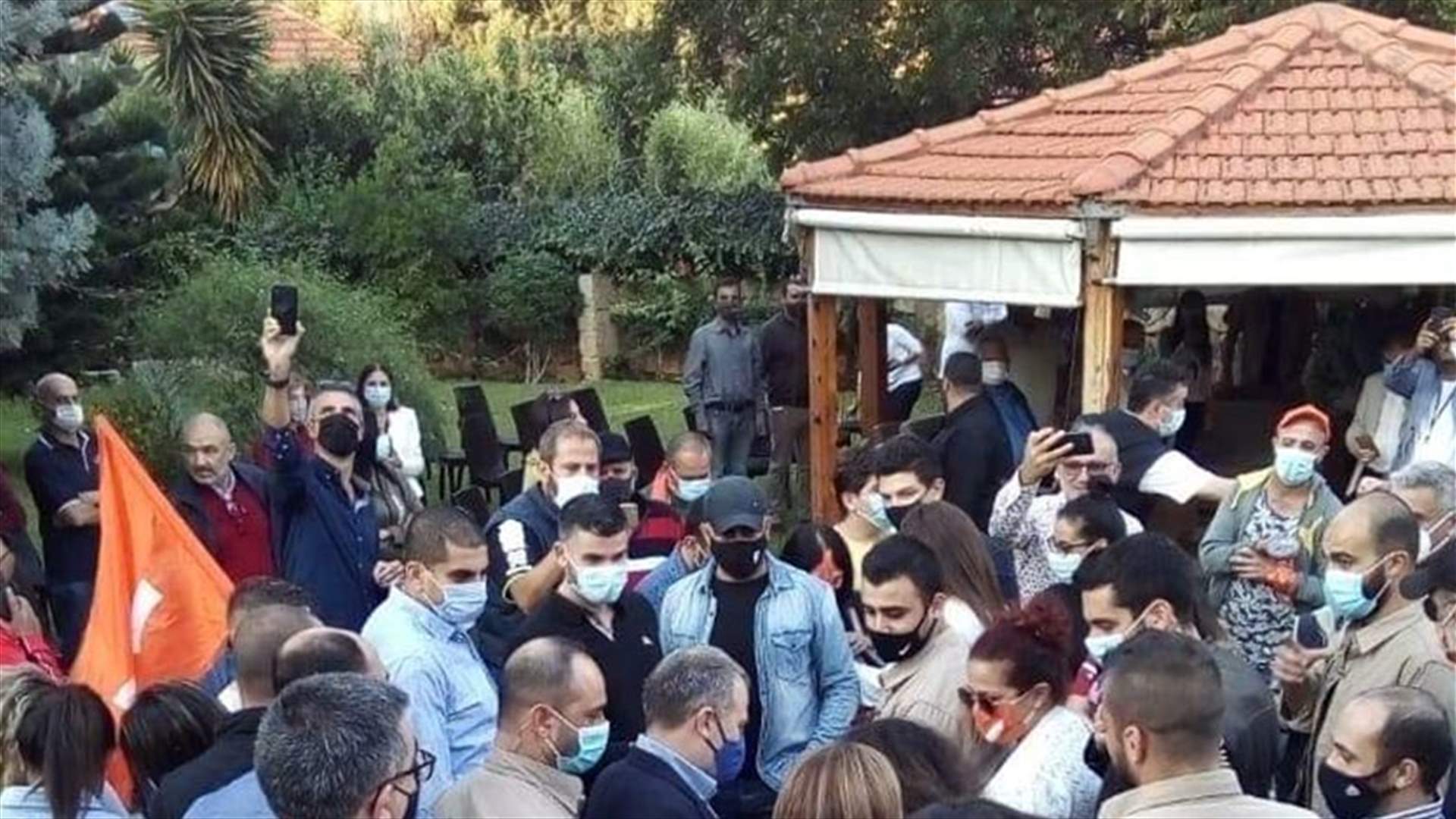 مناصرون للتيار الوطني الحر احتشدوا أمام منزل باسيل في البترون تضامناً معه
