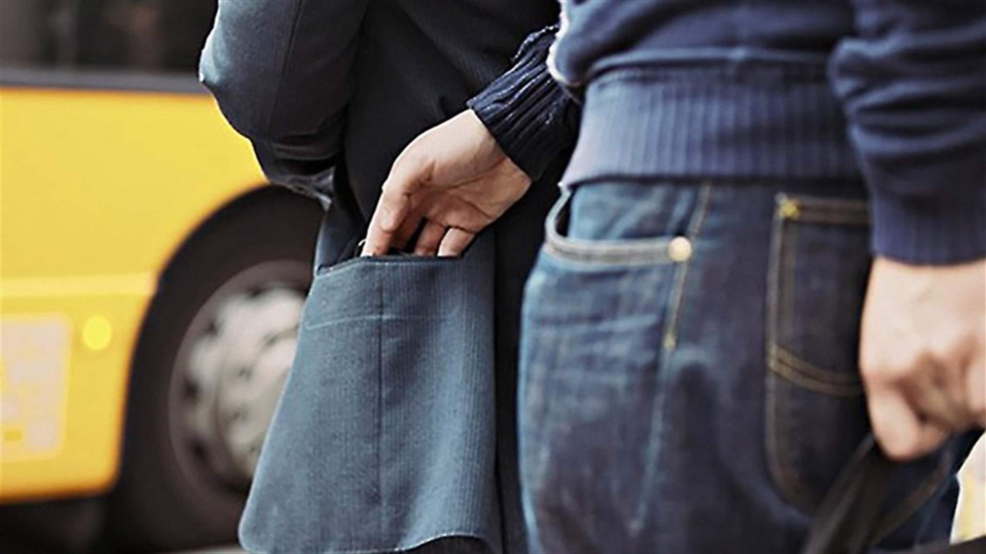 سلب مواطن &quot;تشريجات&quot; ومستلزمات هواتف خلوية في محلة ساحة ناصر في بعلبك