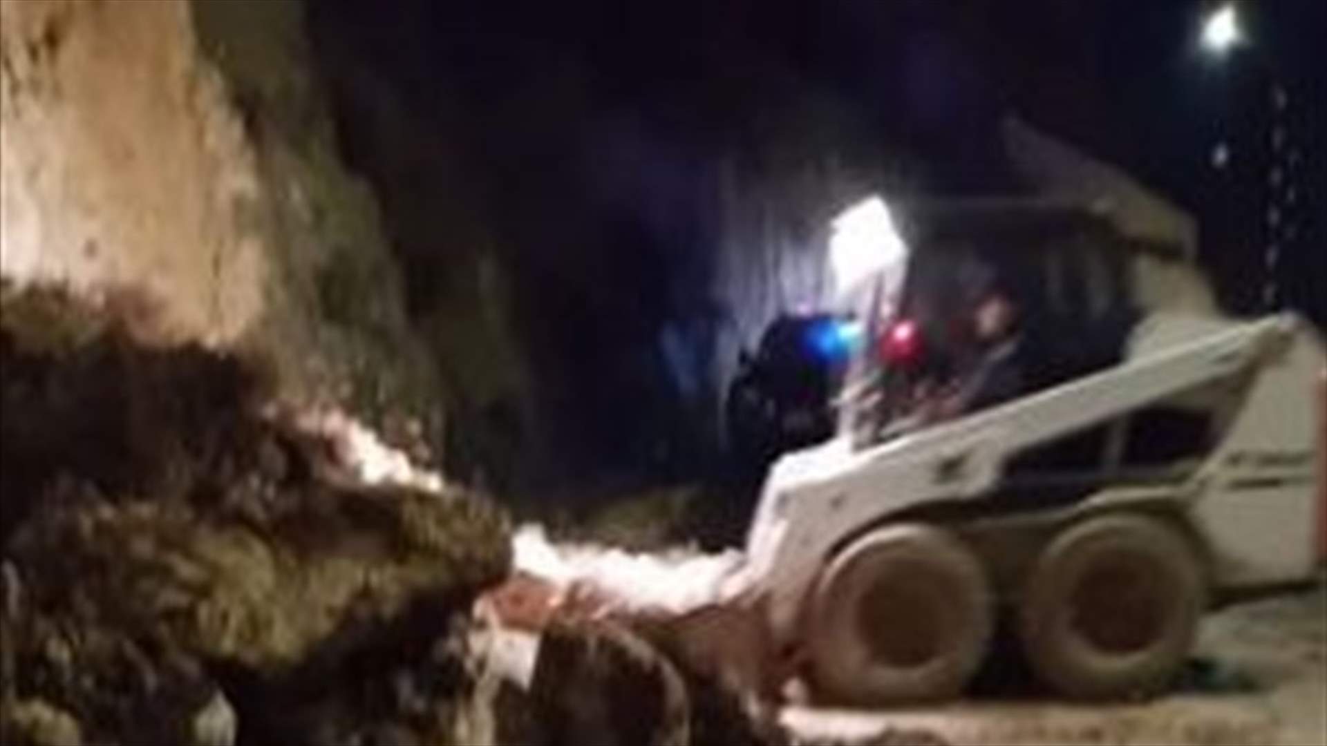 إعادة فتح طريق الشرحبيل- وادي أشمون بعد انهيار للتربة