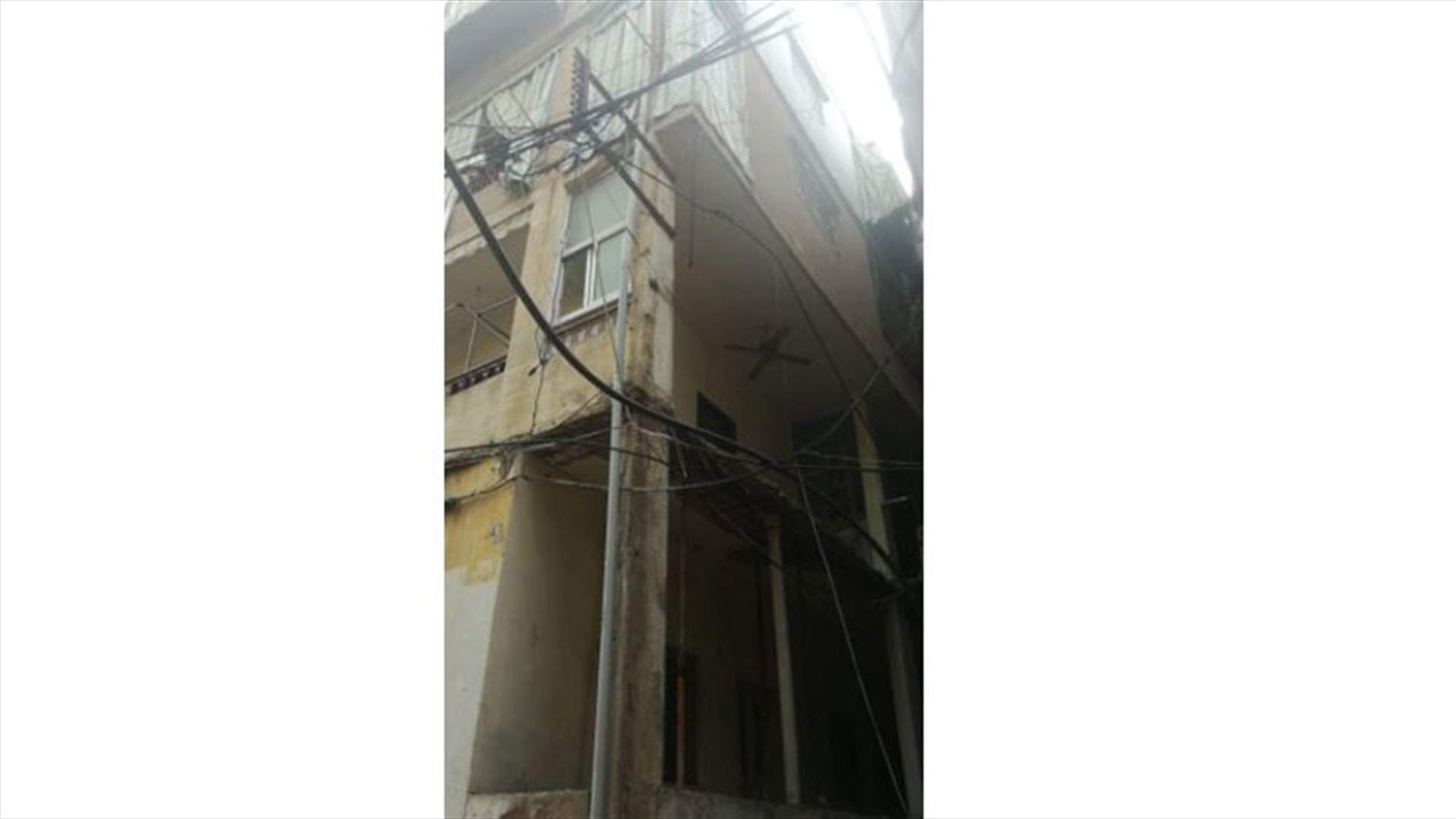 سقوط شرفة بناء في برج البراجنة