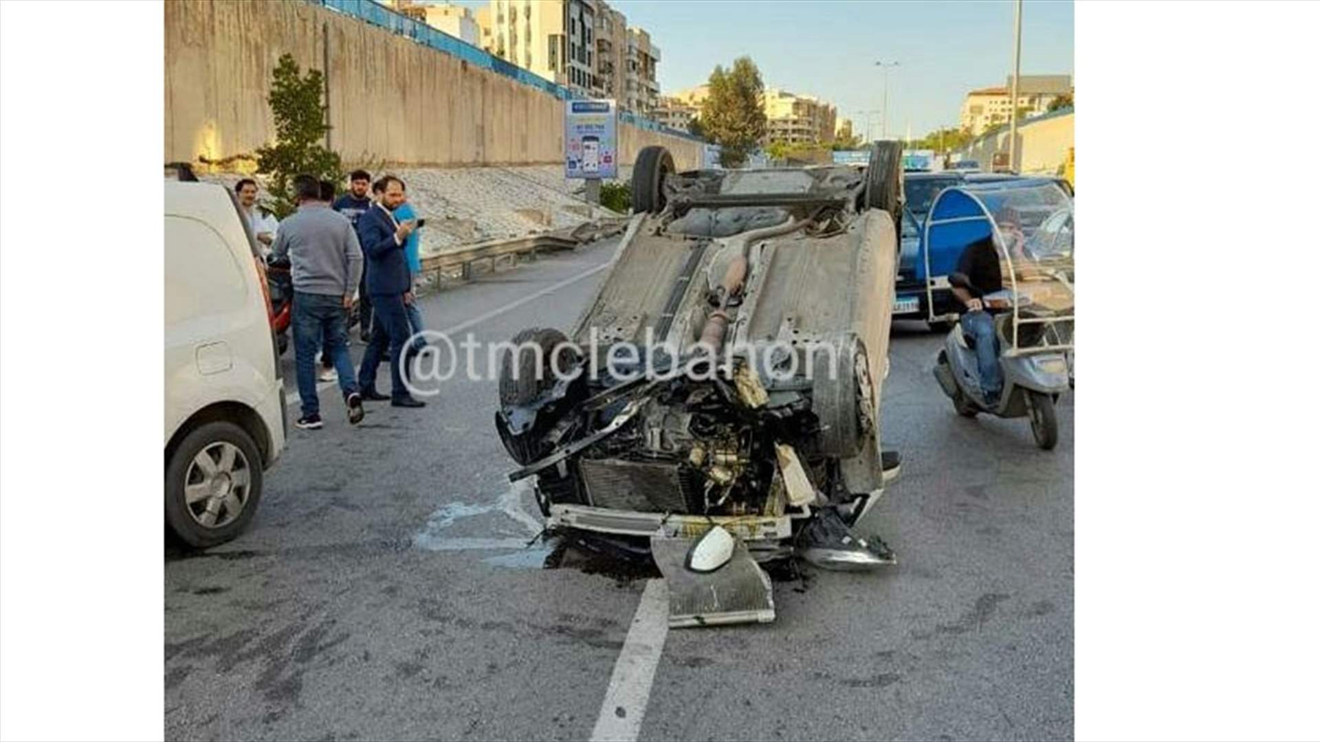 انقلاب سيارة على اوتوستراد المدينة الرياضية