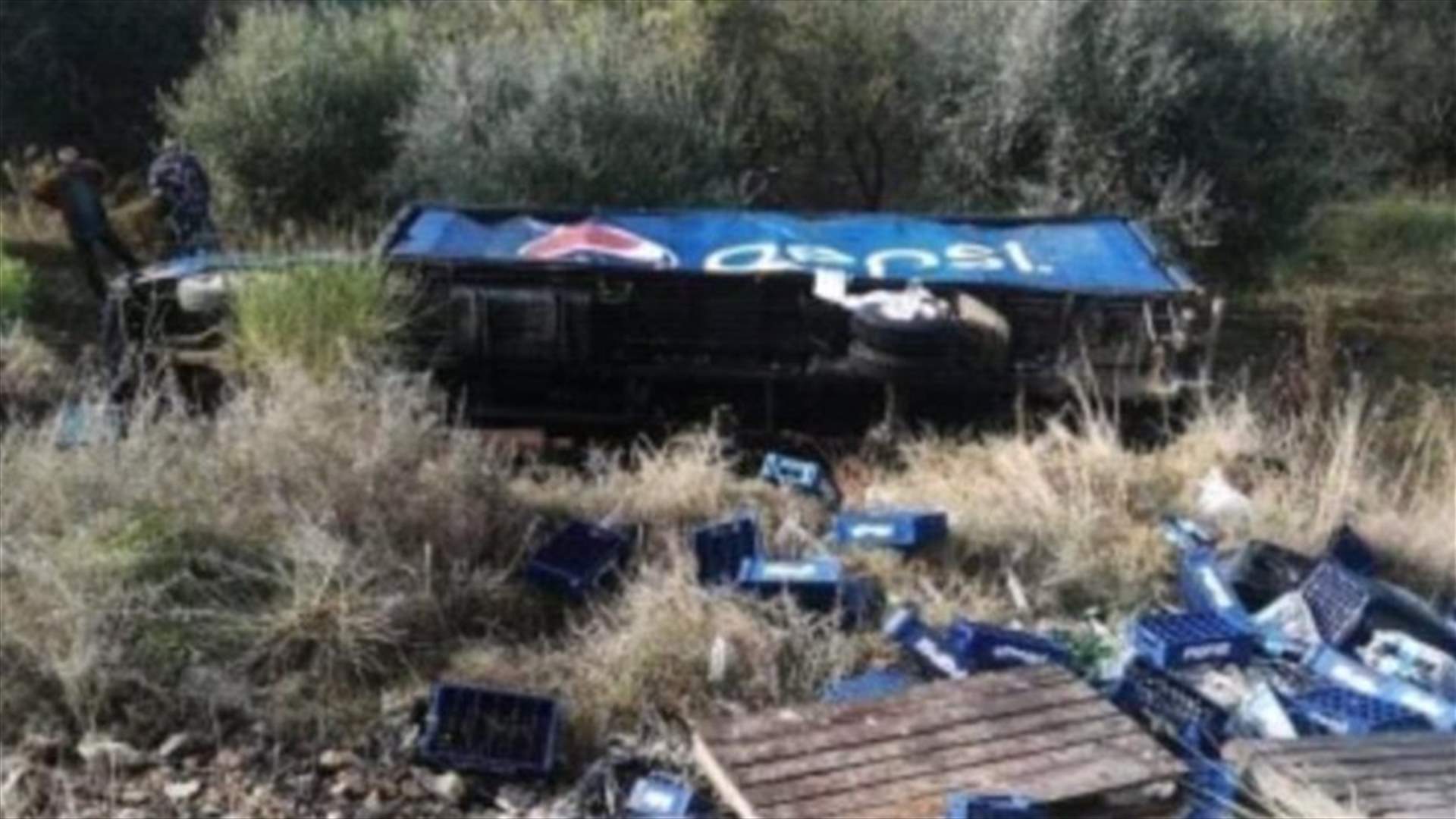 جرحى بانقلاب شاحنة في حرار