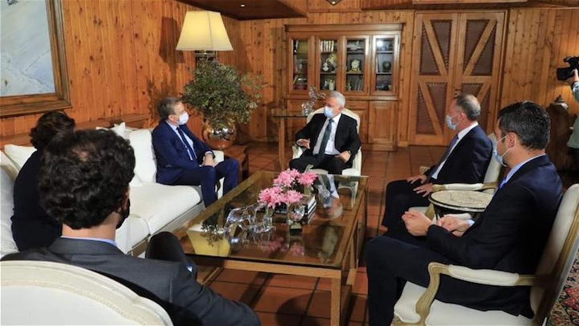 فرنجية مستقبلا مستشار الرئيس الفرنسي: ضرورة السعي لايصال لبنان إلى بر الأمان