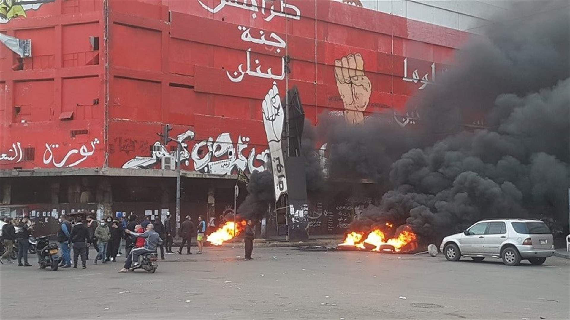 قطع الطرقات المؤدية الى ساحة النور رفضاً للاعتداء الذي حصل امس في مسجد بجبيل (فيديو)