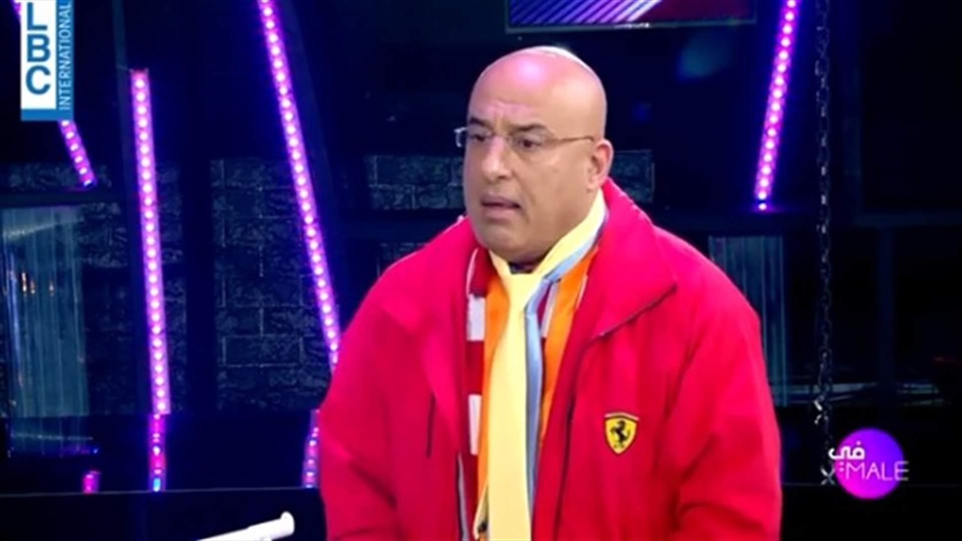 زياد نجيم يستخدم ربطات عنق بألوان الأحزاب اللبنانية.. والجمهور: فتح النار على الجميع