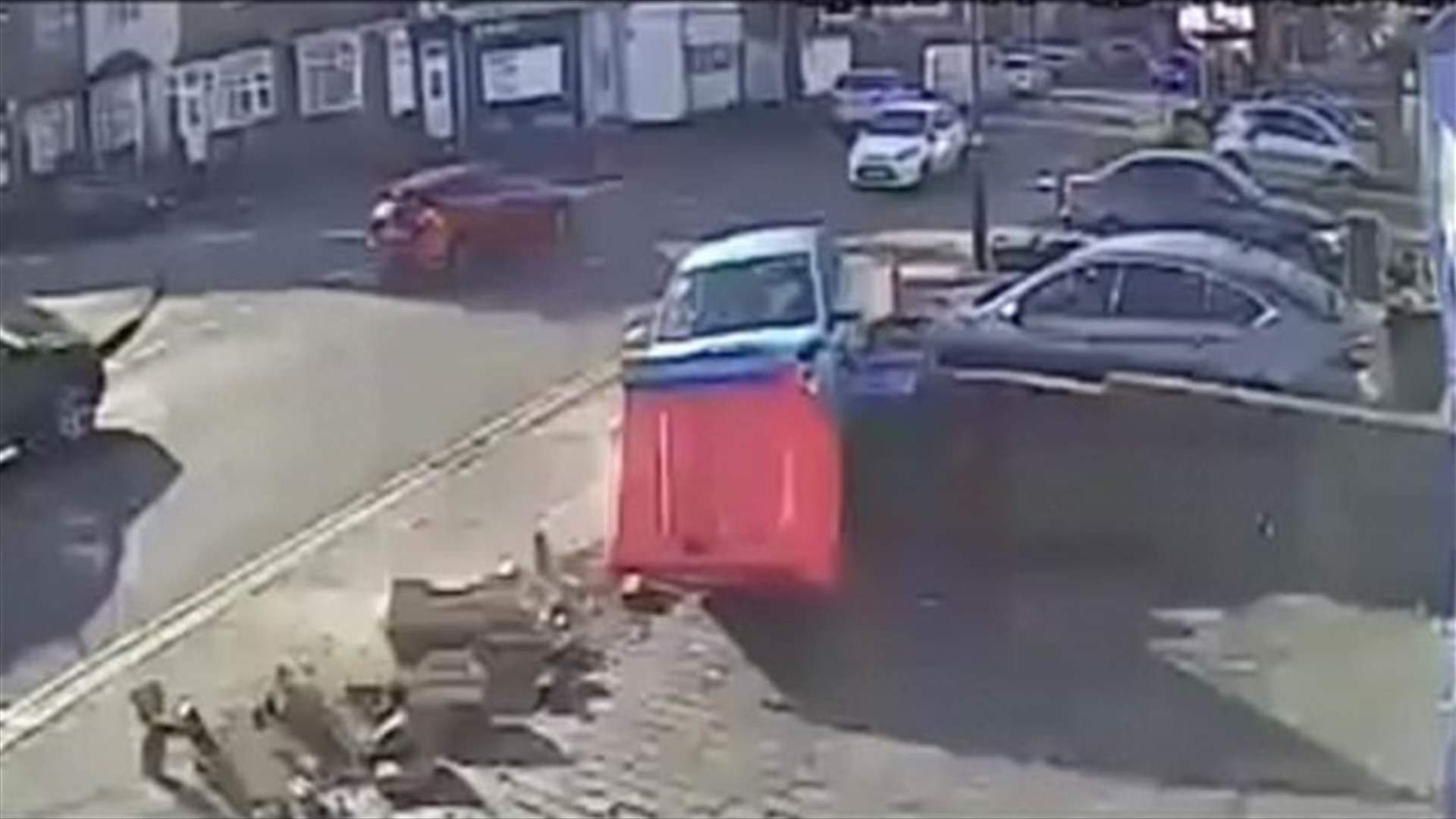 مسن يفقد السيطرة على سيارته... فيديو يوثّق اصطدامه بالسيارات والجدران 6 مرات في دقيقة!
