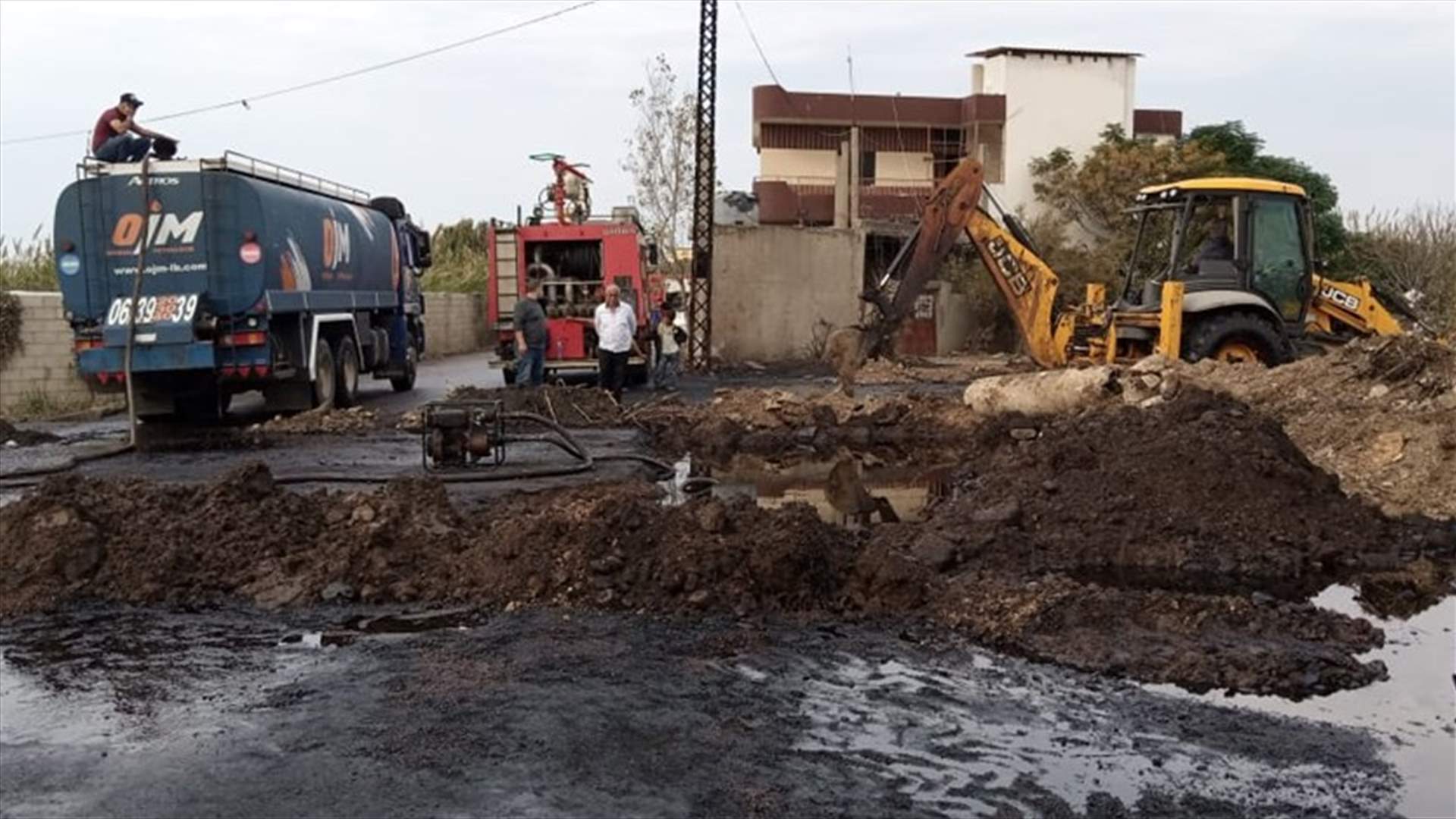 المباشرة بإصلاح أعطال أنابيب النفط بالقرب من شاطئ العبدة