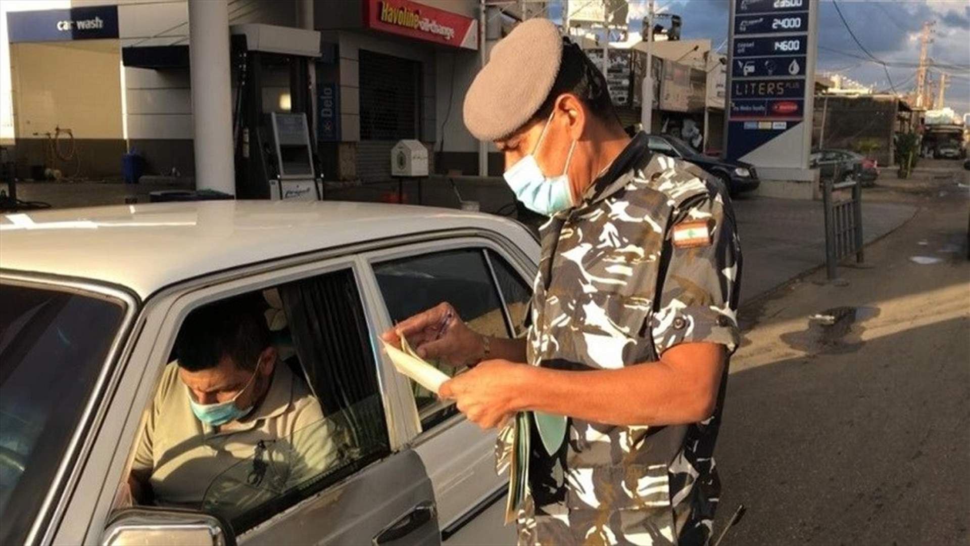 محاضر ضبط في صور بحق السيارات المخالفة ونسبة الالتزام بالاقفال بلغت 90%