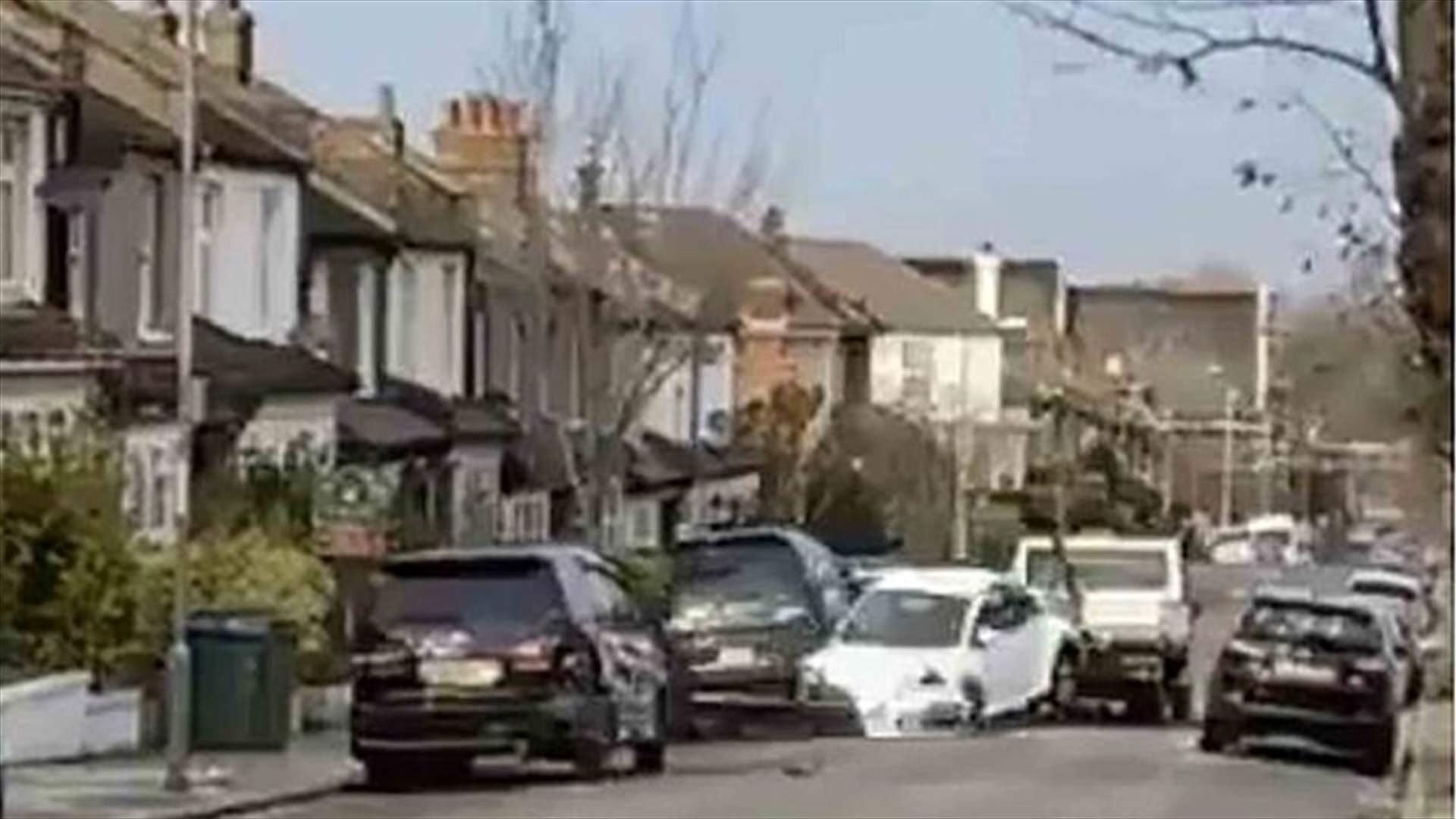 سيارة مسروقة تصطدم بأخرى مركونة على الطريق... وفيديو يوثق المشهد