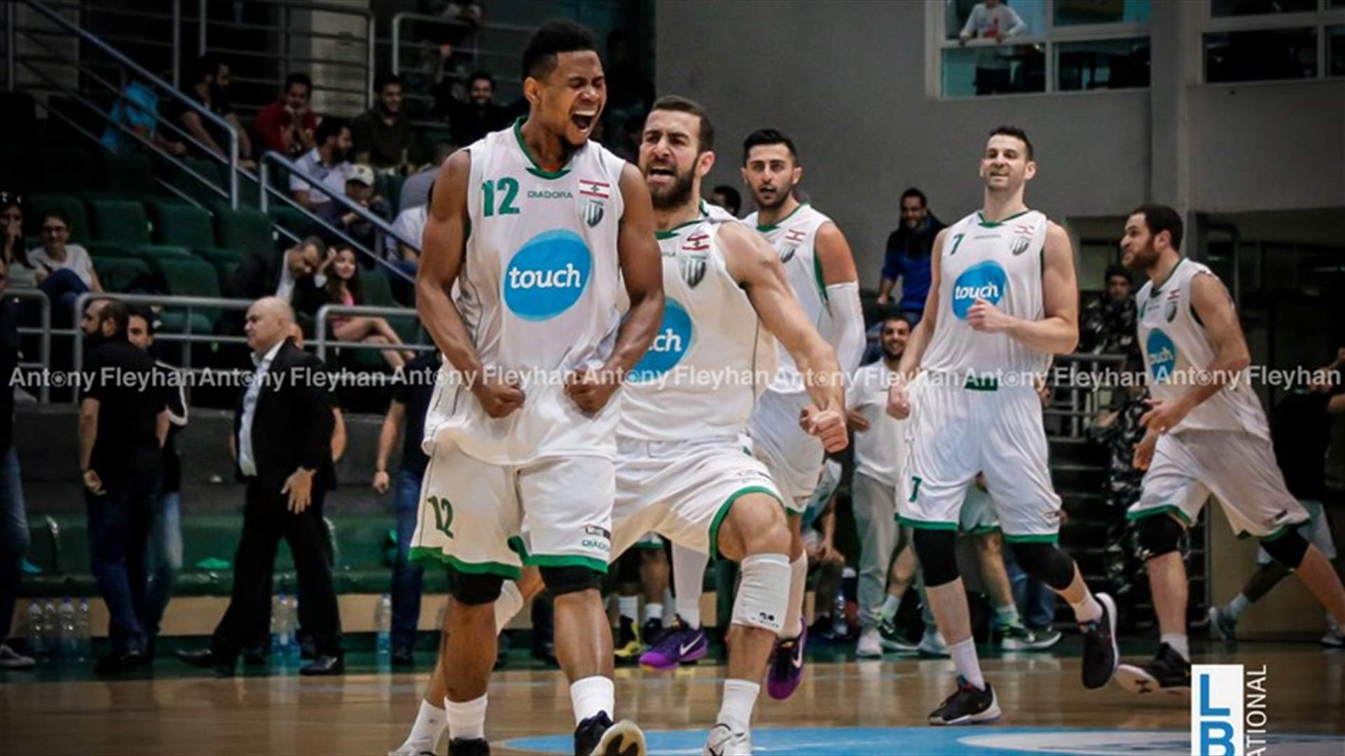 تيريل ستوغلين والمدرب فؤاد أبو شقرا سوياً مع نادي الأهلي السعودي