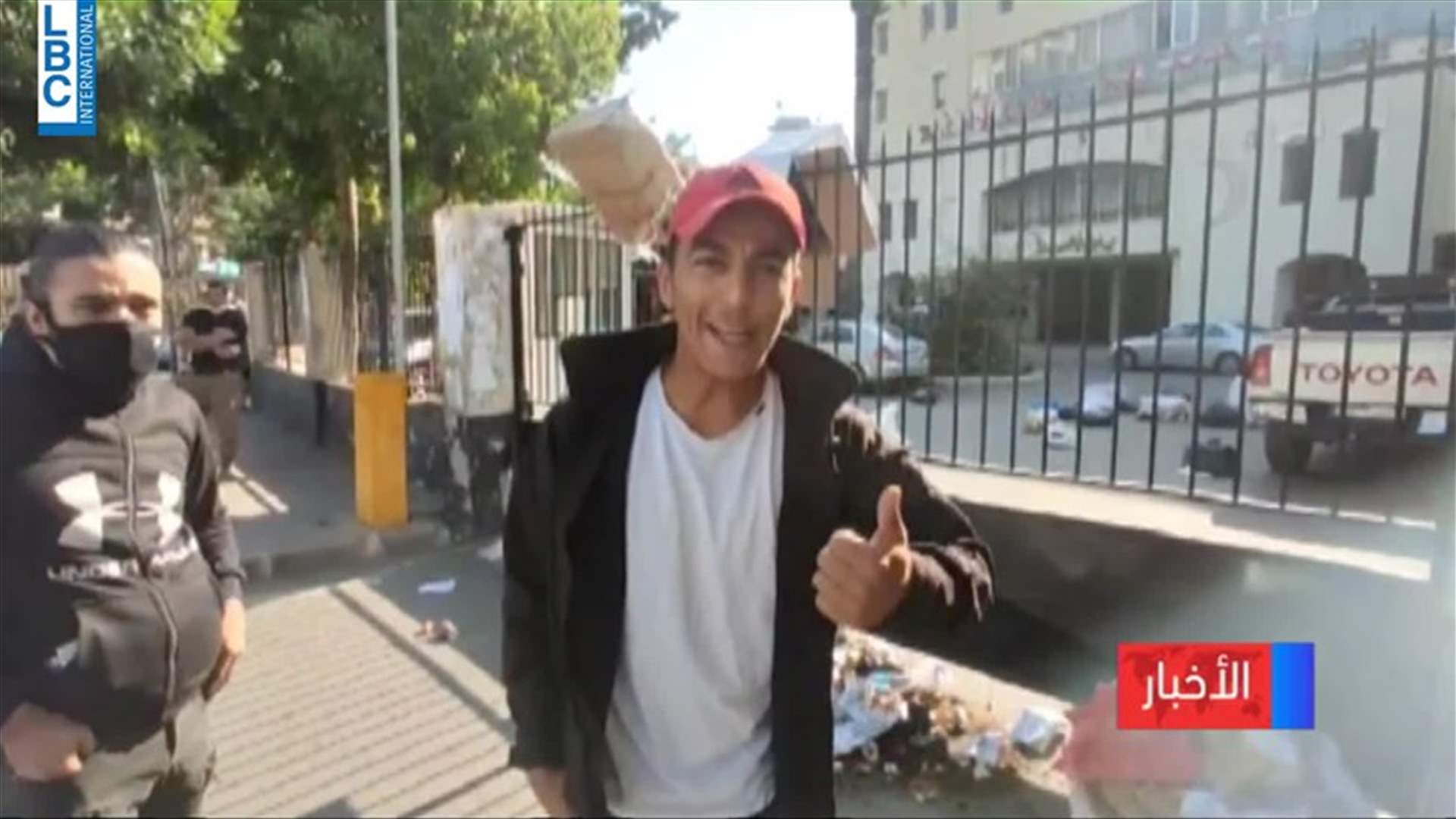 عدد من الشبان قاموا برمي النفايات عند مدخل بلدية صيدا وطالبوها برفع النفايات من شوراع المدينة