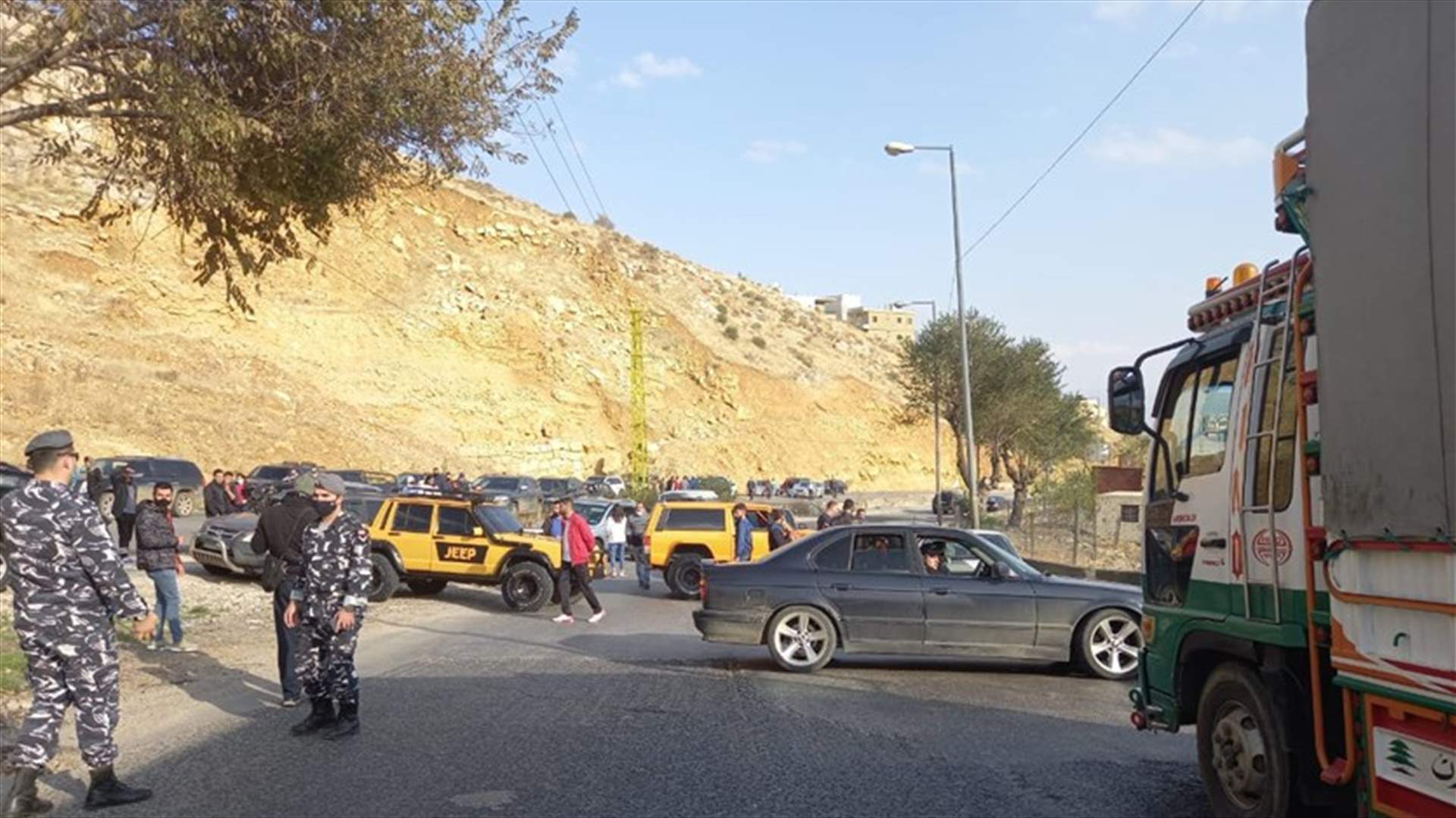 قطع طريق ضهر البيدر احتجاجا على اختطاف احد ابنائها(فيديو)
