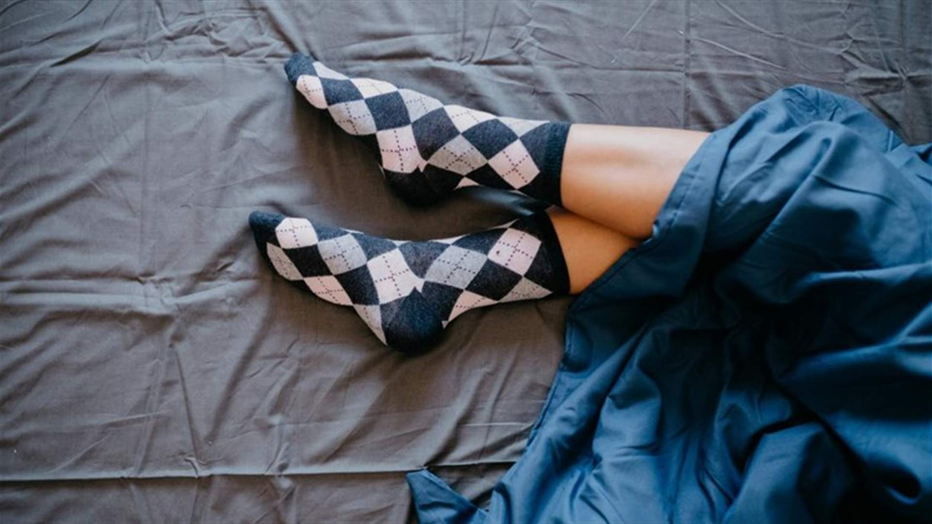 Wearing socks. Ноги на носочках. Спать в носках. Женские ножки в носках. Носки на кровати.
