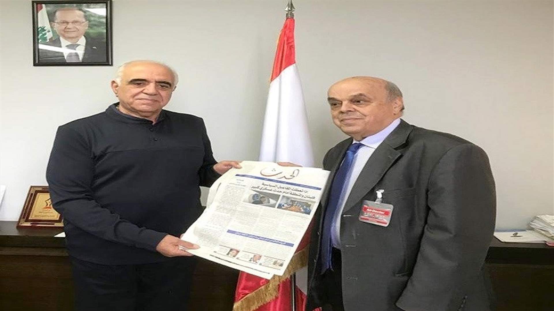 القصيفي تسلم من براكس العدد الاول من اسبوعيته