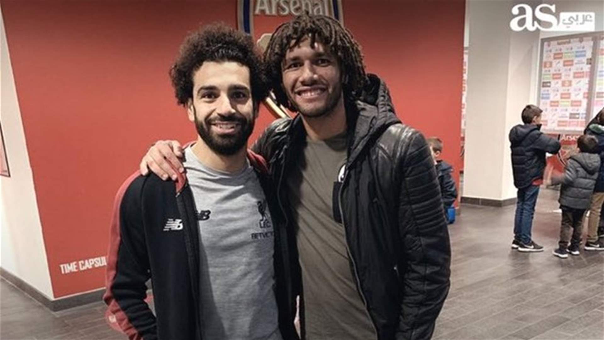 محمد صلاح ومحمد النني يغادران إلى لندن في طائرة مجهزة طبياً