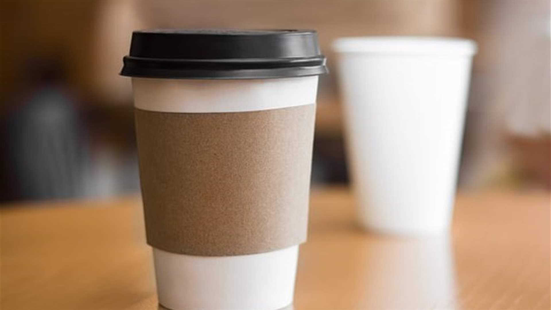العلماء يحذّرون الناس من شرب القهوة والشاي في الأكواب الورقية!